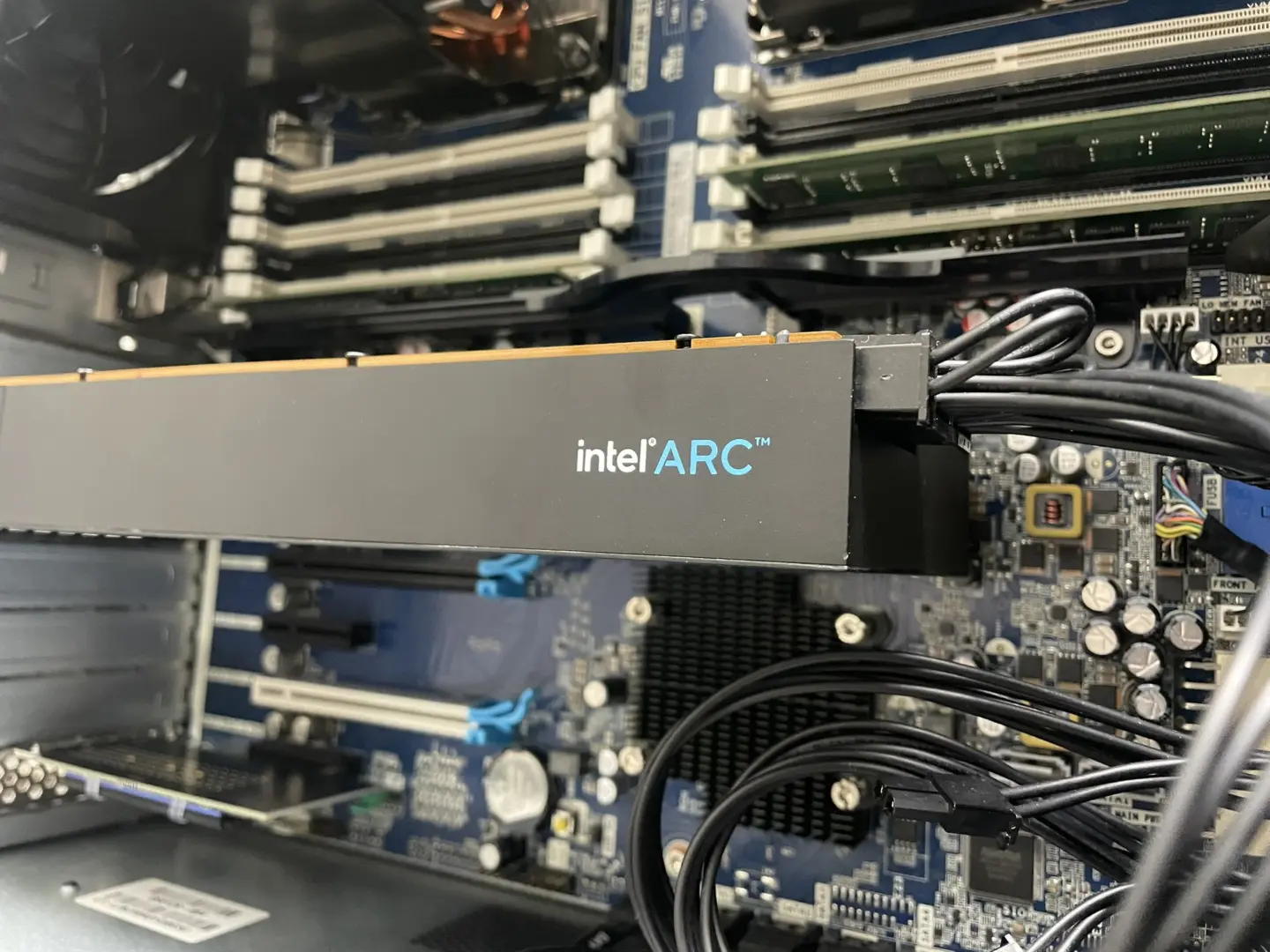 Gizemli Intel Arc A750: 16 GB Bellek ve 512-bit Veriyoluyla Görüntülendi!