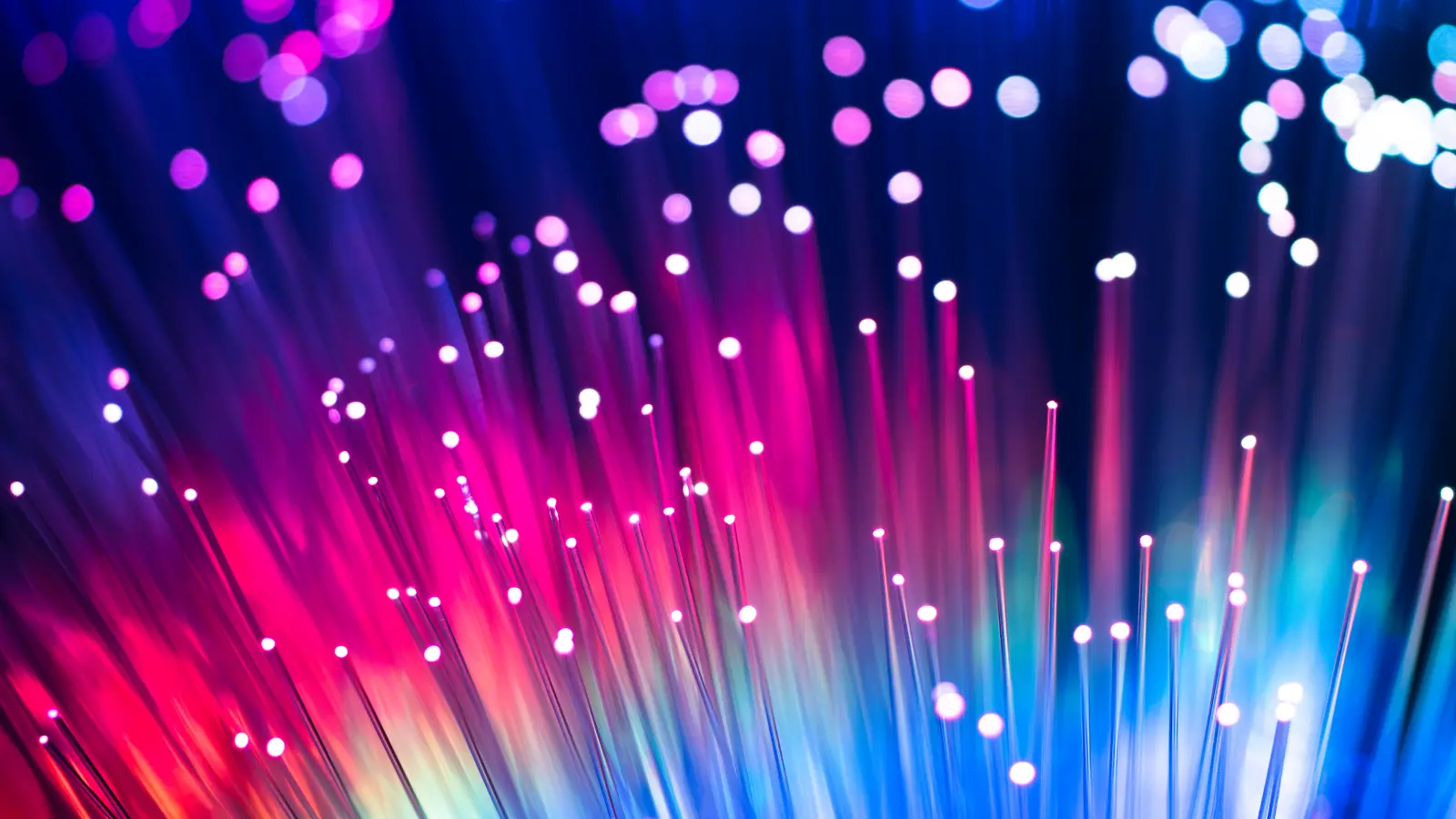 Kuantum İnternet Kapıda: Standart Fiber Optik Kablolar Üzerinden Kuantum Sinyalleri Artık Mümkün!