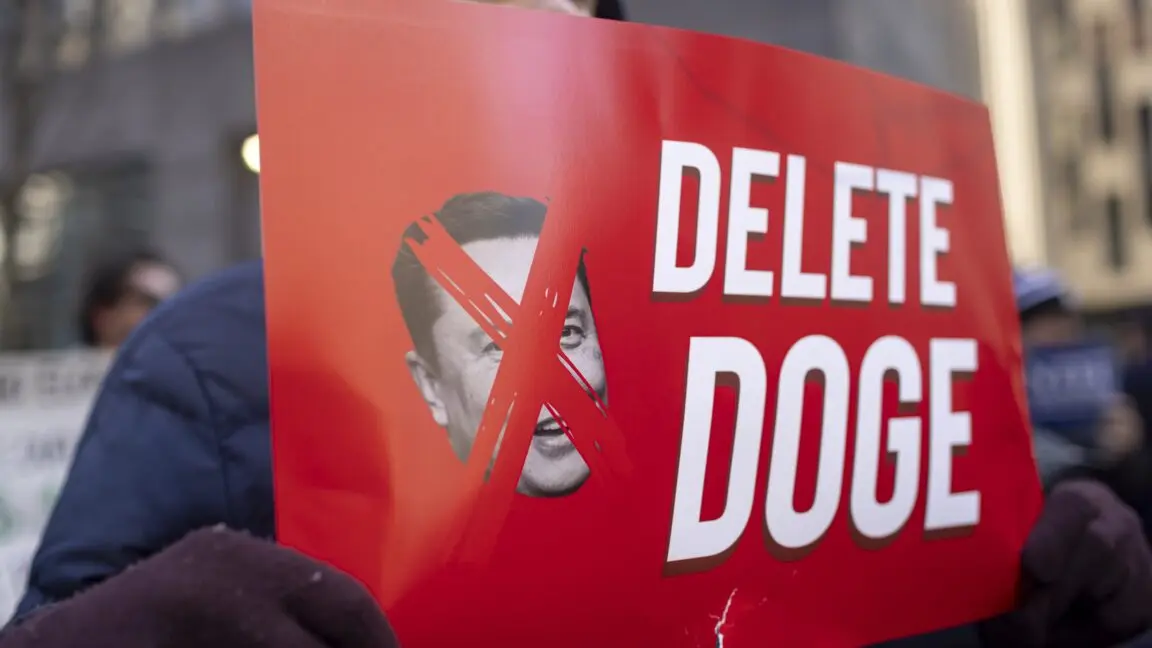 Teknoloji Şirketi DOGE'nin Veri Güvenliği Vahim: Kilitli Odalar, Çöp Torbalarıyla Kaplı Pencereler ve Hassas Bilgiler Tehlikede!