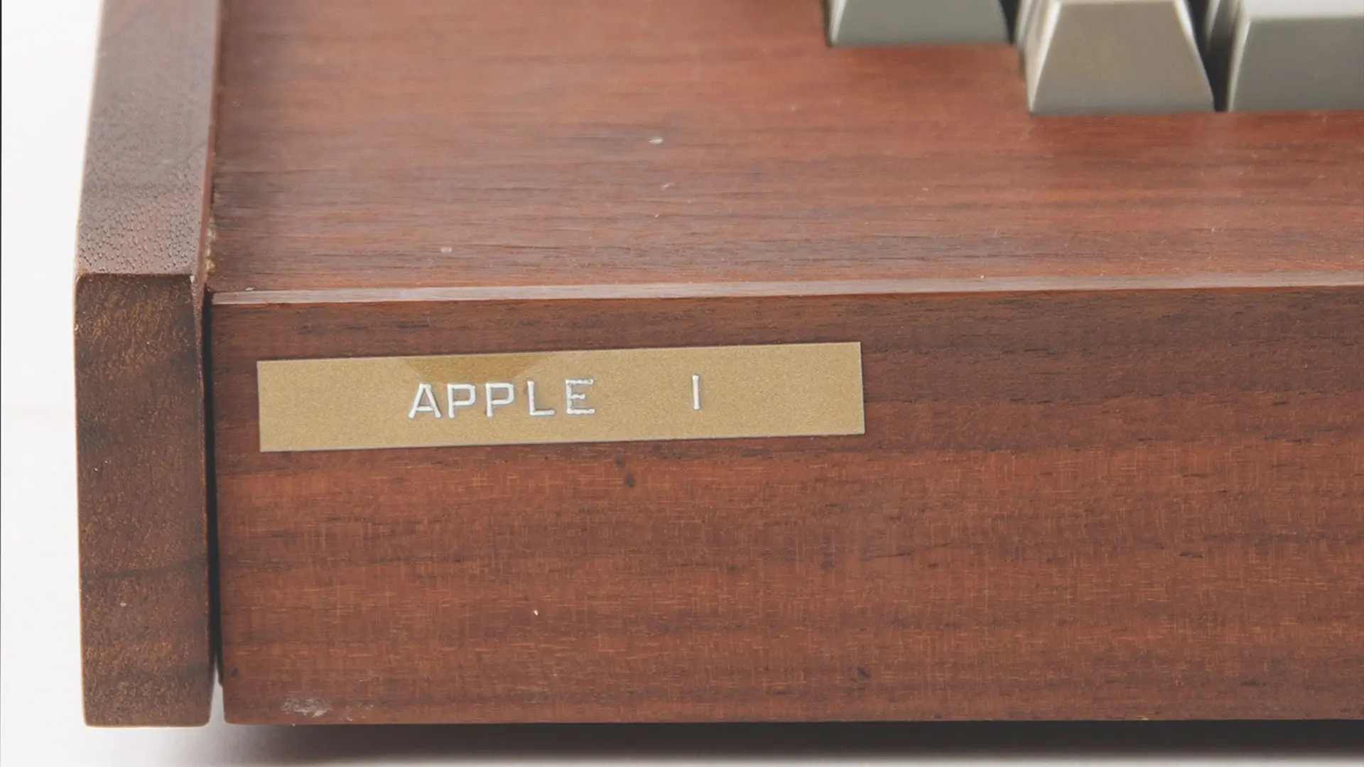 Nadir Görülen Ahşap Kasalı Apple-1 Bilgisayar, Açık Artırmada Rekor Kırdı: Neredeyse Yarım Milyon Dolara Satıldı!