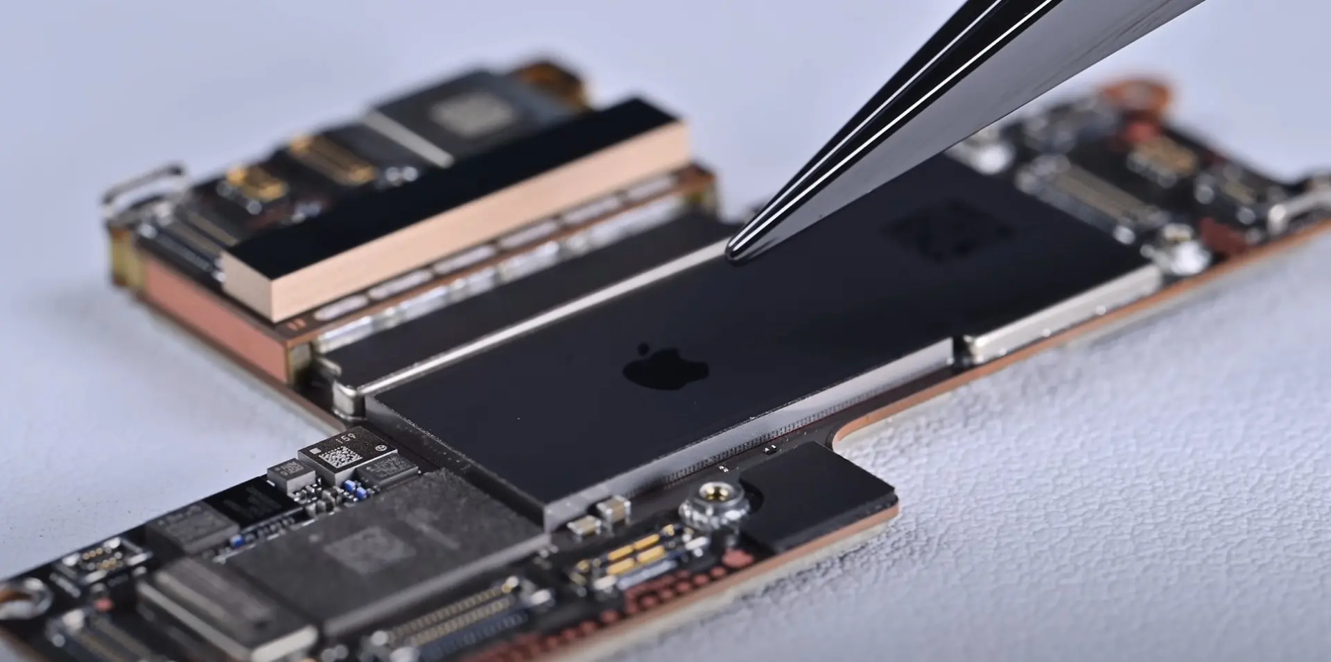 Apple, iPhone Air'da Depolama Yükseltmelerini Engelliyor: 1TB Modüller Tanınmıyor!