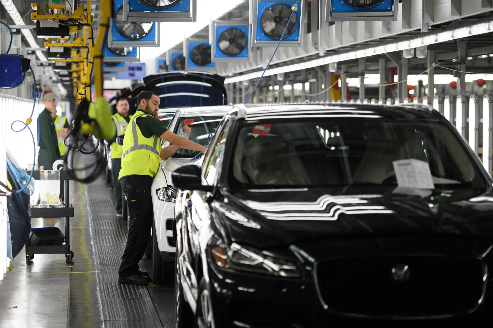 Teen Hacker Grupları Otomotiv Devini Çökertti: Jaguar Land Rover Üretimi Durdu!
