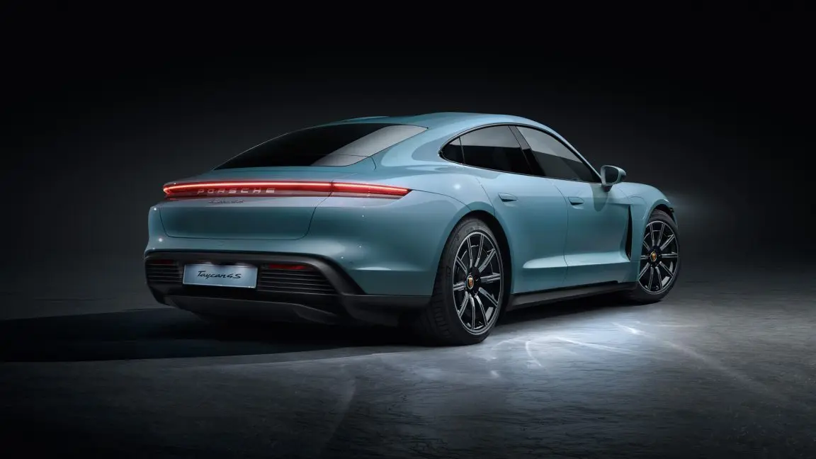 Porsche'den Şaşırtan Geri Adım: Elektrikli Araçlardan Vazgeçip Benzinli Motorlara Odaklanıyor!