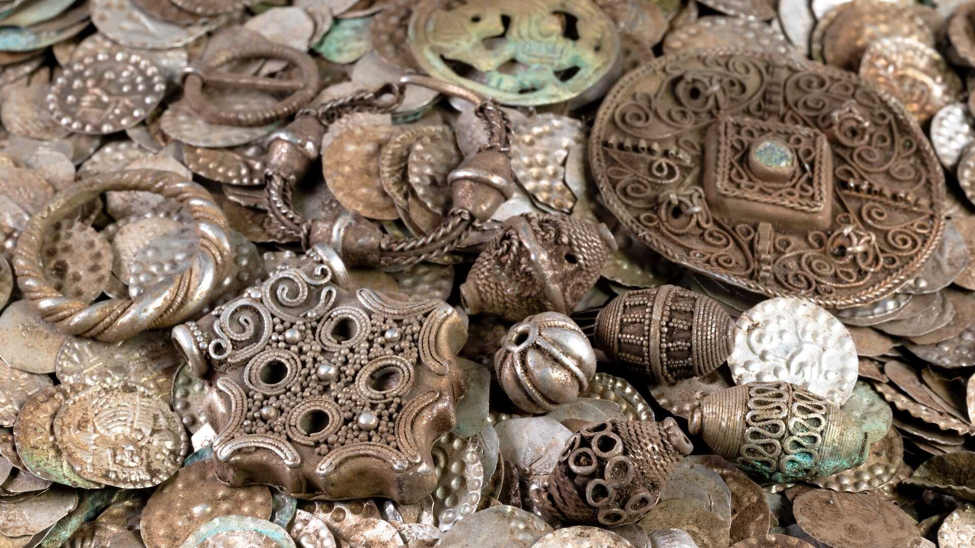 Solucan Kazarken Buldu: İsveç’te 20 Bin Gümüş Sikke ve Eşsiz Hazineler Ortaya Çıktı!
