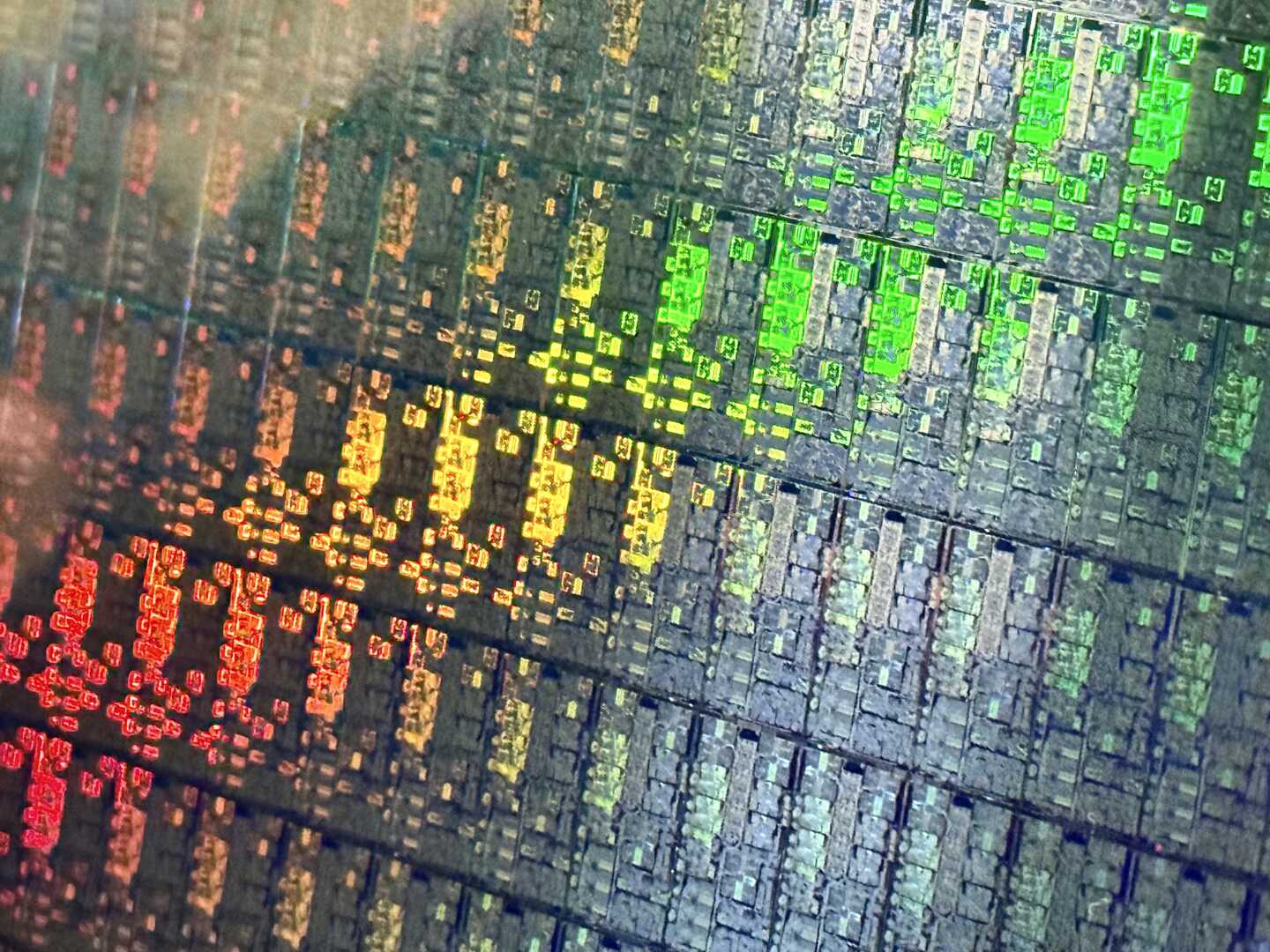 Intel'den Kritik Adım: 18A Üretimi Başladı, TSMC'nin Rakip Teknolojisiyle Karşılaştırması