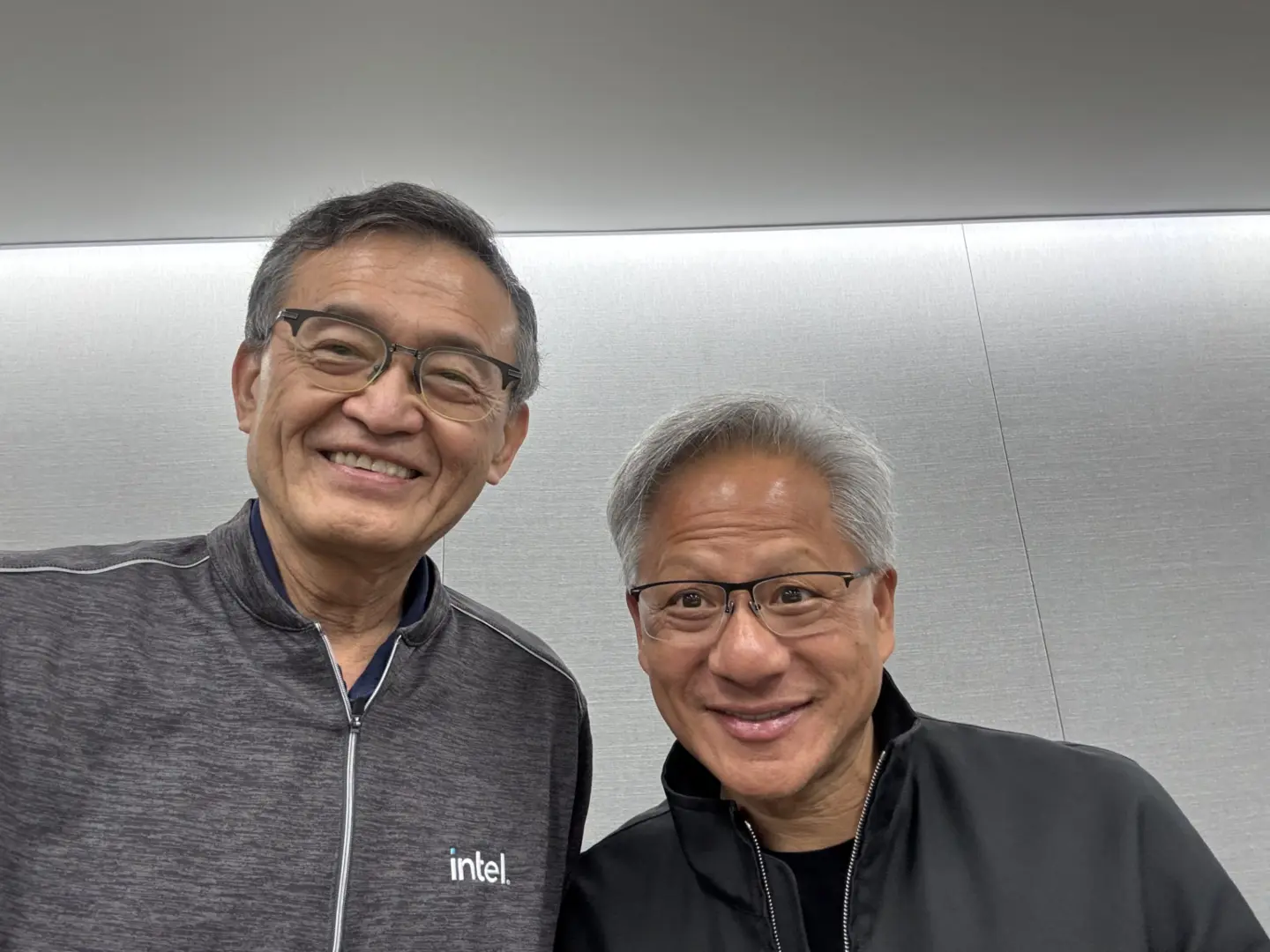 NVIDIA CEO'dan Şaşırtan Açıklama: 'Intel Bizi 33 Yıl Öldürmeye Çalıştı Ama Şimdi Aşığız!'