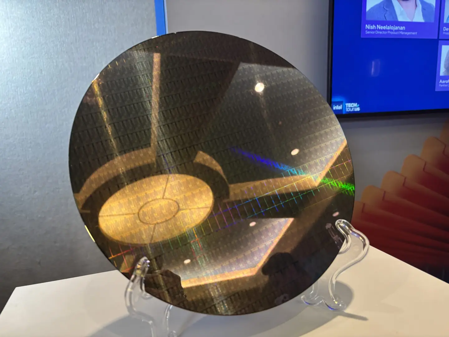 Intel 18A Teknolojisi Üretim İçin Hazır: Kusur Oranı Rekor Seviyede Düşük!