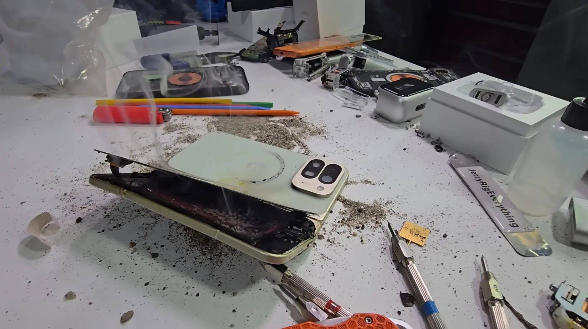 Pixel 10 Pro Fold Dayanıklılık Testinde Can Aldı: Batarya Alev Aldı, Yapısal Kusur Ortaya Çıktı!