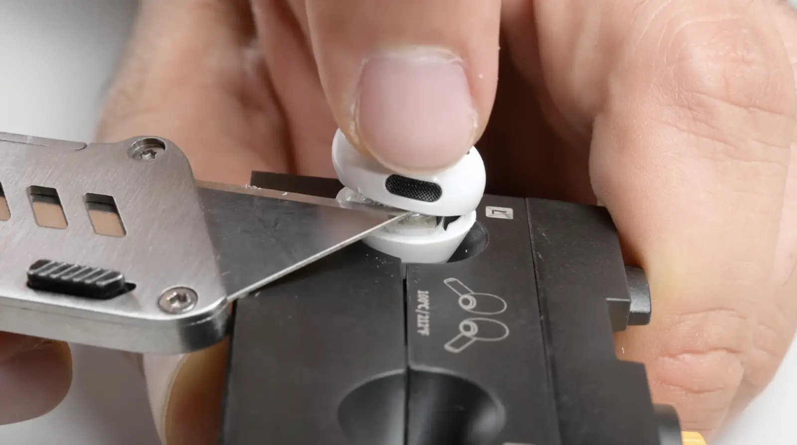 AirPods Pro 3 Tamir Edilemez Çıktı: Yapışkan Bataryalar ve Sıfır Onarım Puanı