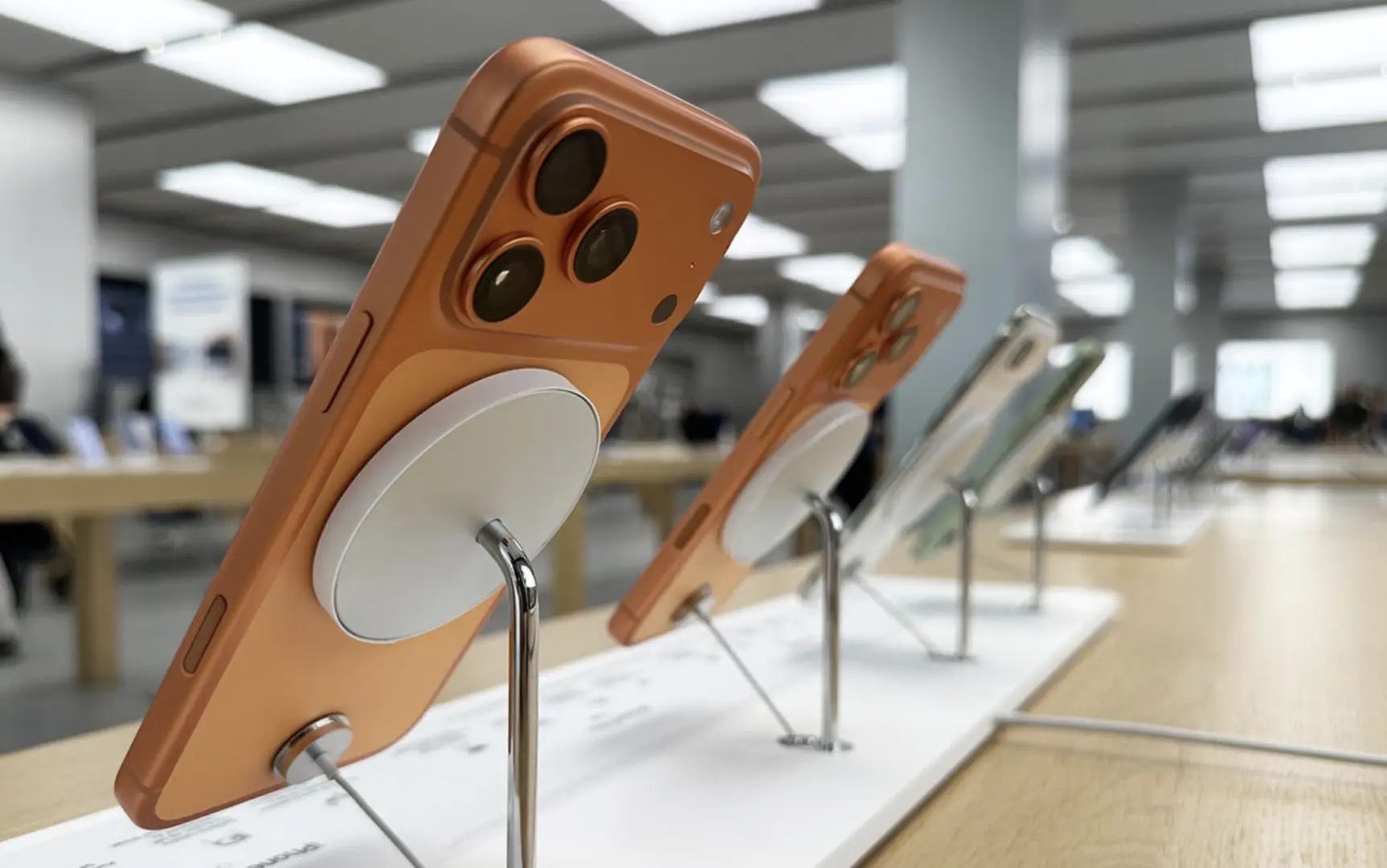 iPhone 17 Pro'nun 'Çizik Krizi' Son Buldu: Apple'dan Yeni MagSafe Tasarımı!