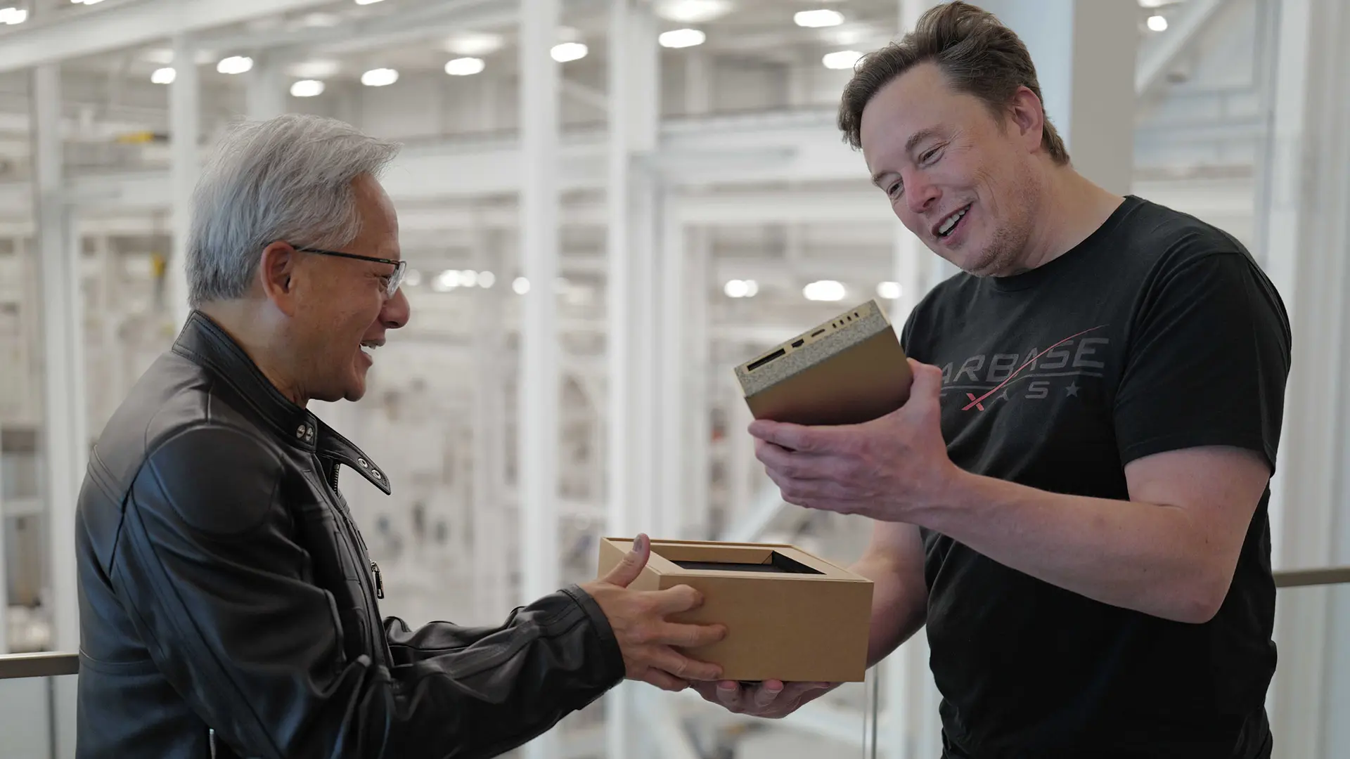 Nvidia CEO'dan Teknoloji Devlerine Özel Teslimat: Elon Musk ve Sam Altman'a DGX Spark Mini PC'ler Elinde Ulaştırıldı