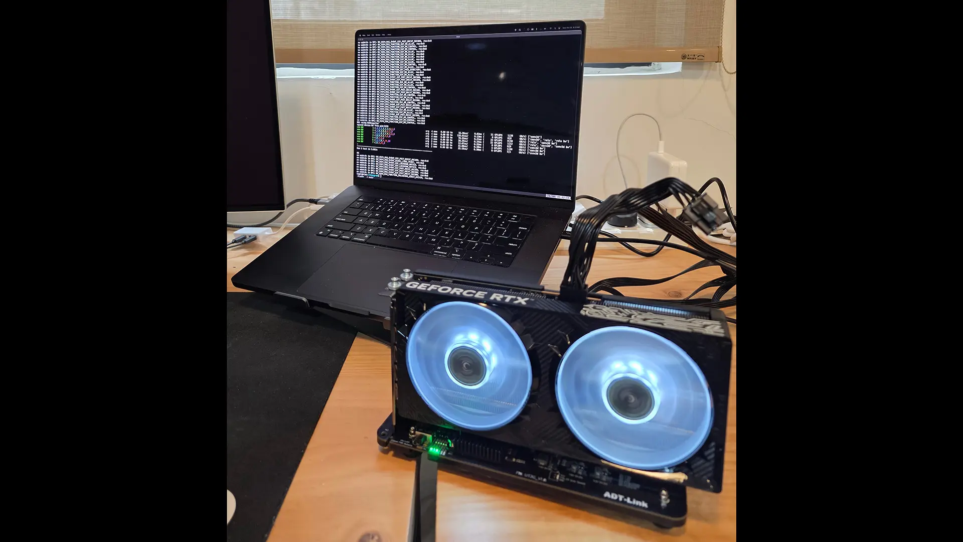 Apple MacBook'lar Nvidia GPU'lara Kavuştu: USB4 ile Yapay Zeka Devrimi Geliyor!