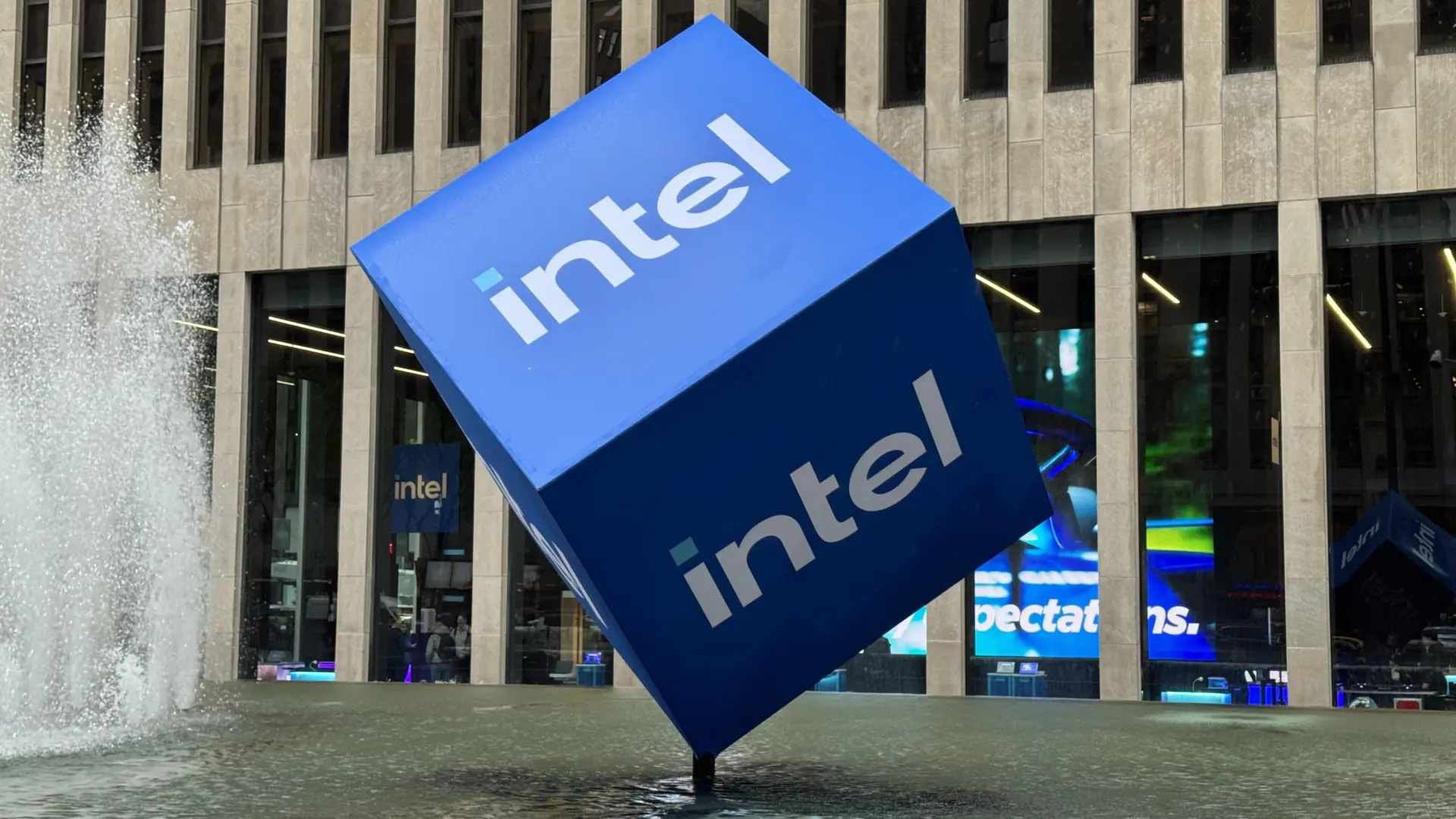 Intel'den Sürpriz Hamle: Yapay Zeka Destekli Bilgisayarlar İçin Pop-Up Mağazalar Açıldı!