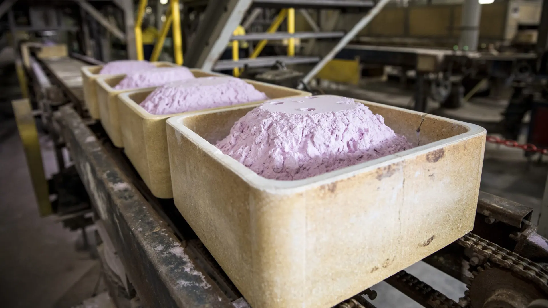 Teknoloji Savaşında Beklenmedik Gelişme: Çin'den Küresel Tedarik Zincirini Rahatlatan Karar!