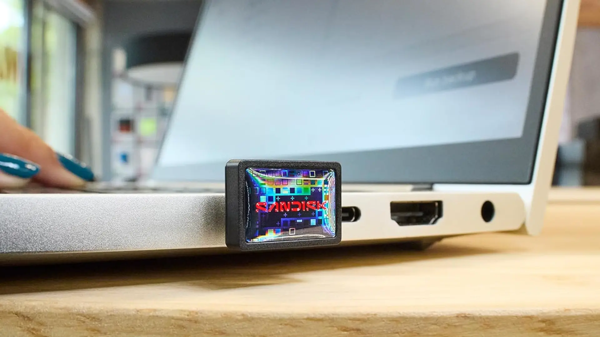 Dizüstü Bilgisayarınızdan Çıkarmadan Depolama Alanını 1TB Artırın: SanDisk'ten Devrim Yaratan USB Bellek!