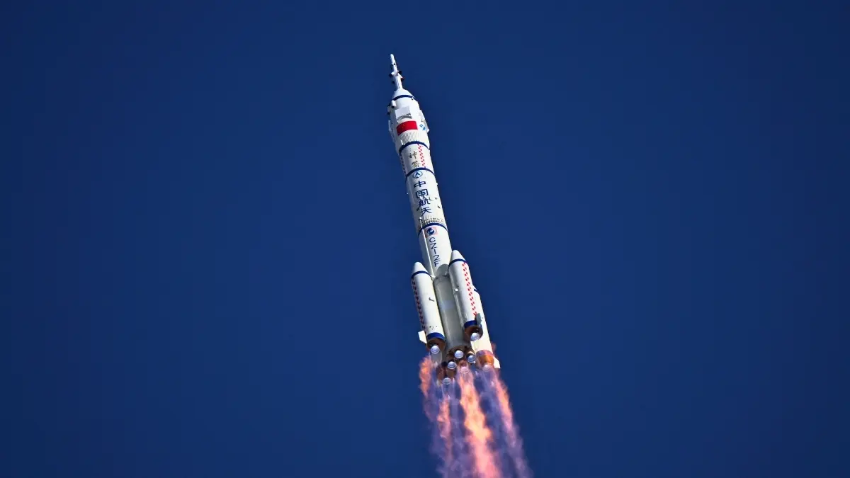 Uzay Çöpü Tehlikesi: Shenzhou-20'nin Dönüşü Uzayda Takıldı!