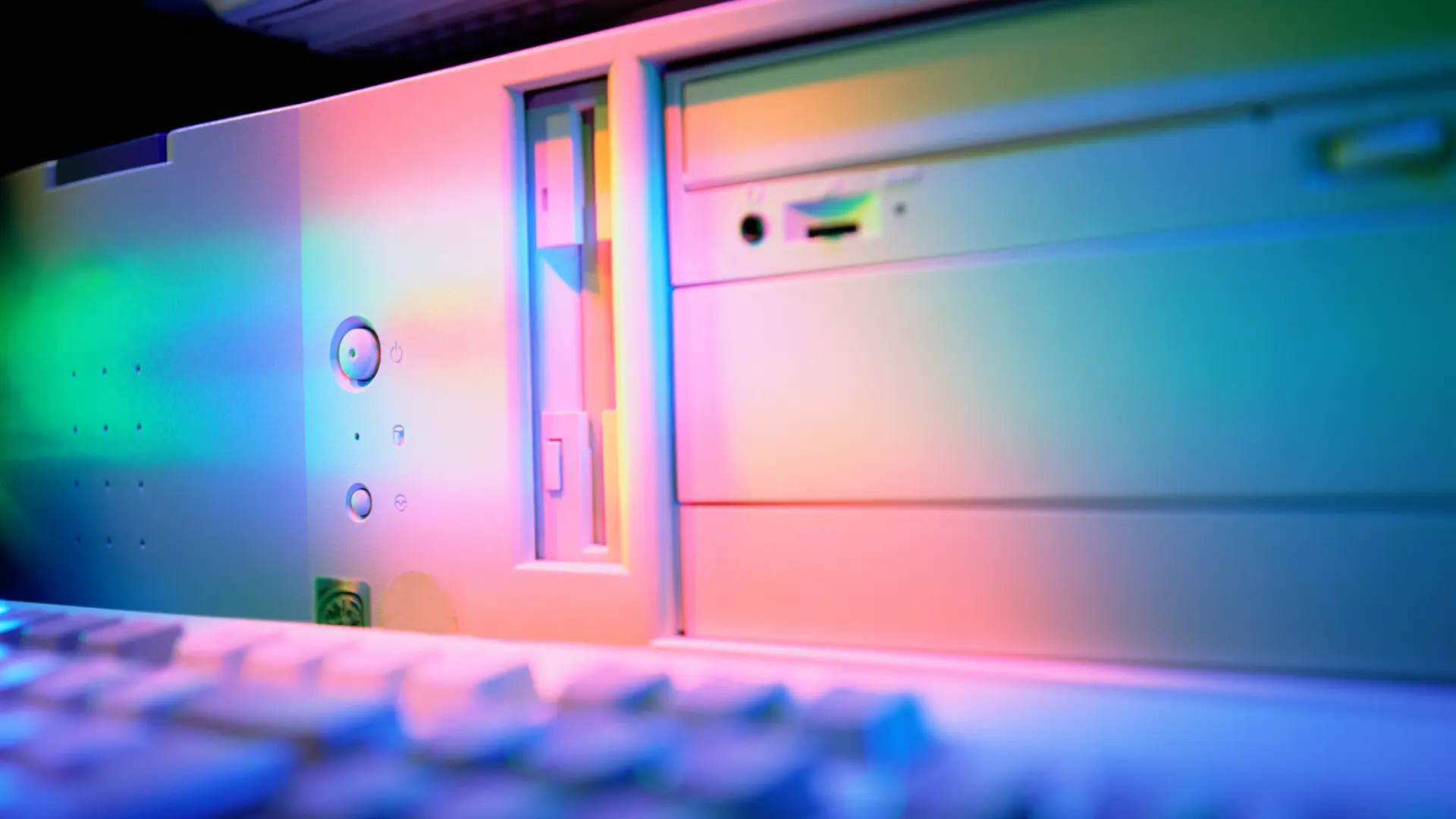 Küçük Bir Mikrodenetleyici Artık Tam Bir i386 Bilgisayar Gibi Çalışıyor: Windows 95 ve Linux'u Boot Eden Tiny386 Emulator Duyuruldu!