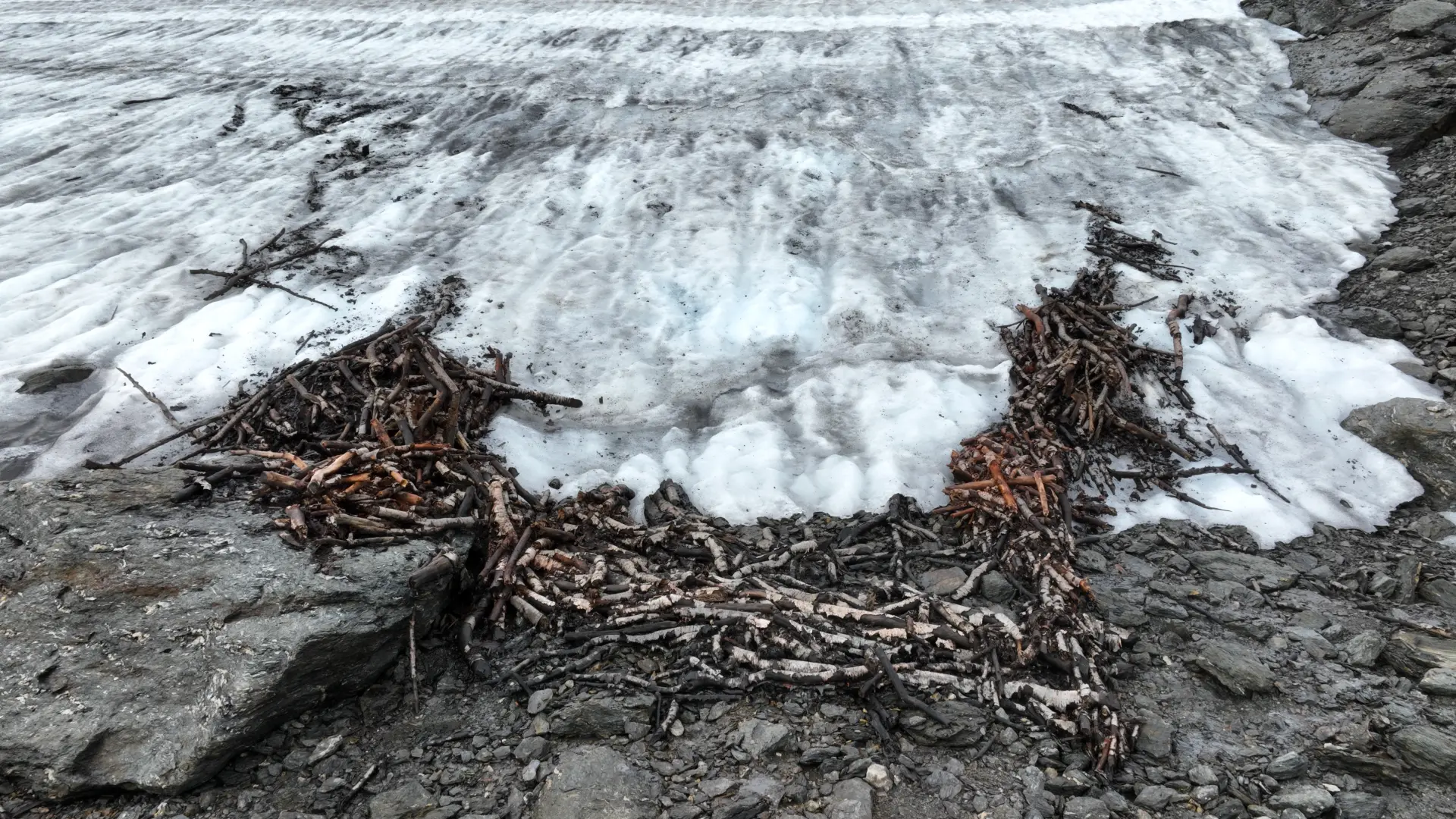 Norveç Dağlarında Buzdan Çıkan 1.500 Yıllık Geyik Tuzağı ve Gizemli Eserler