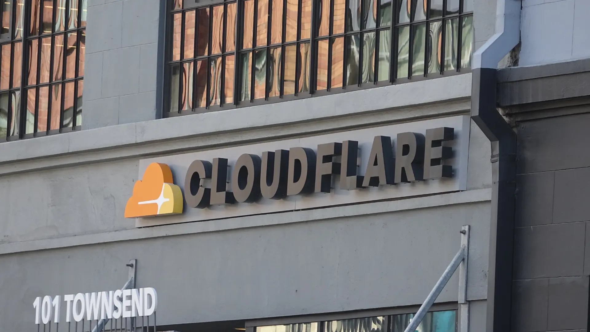 İnternetin Kalbi Durdu: Cloudflare'ın Hatası Tüm Dünyayı Çökertti!