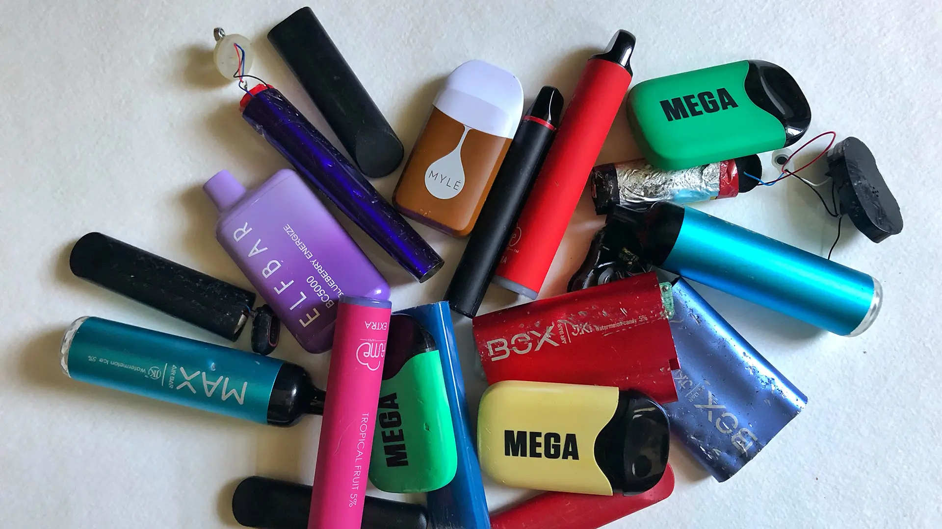 Atık Elektronik Sigaralardan 'Powerwall' Yapıldı: Ev ve Atölyeyi 8 Saate Kadar Besleyebiliyor