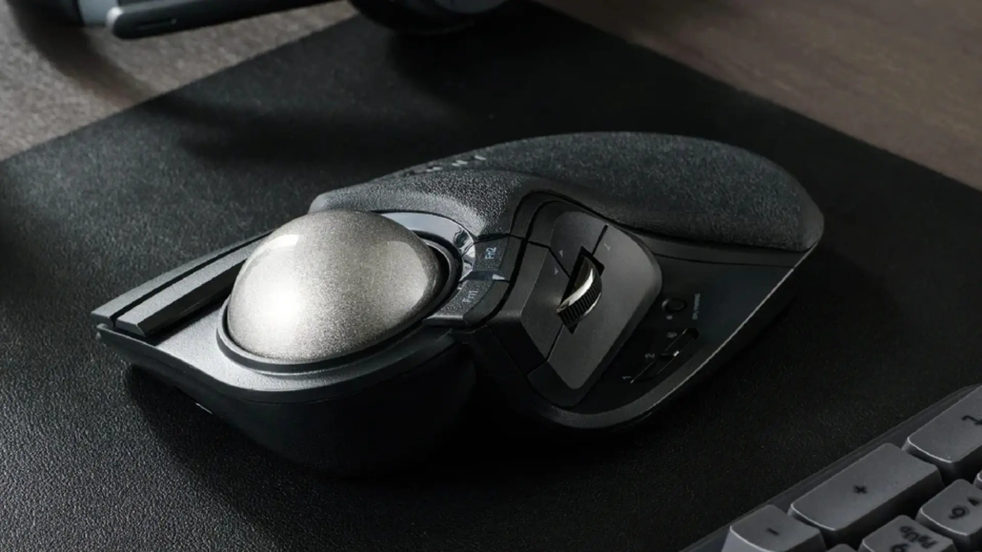 Dev Asa Trackball ve 10 Tuşlu Yeni Elecom Huge Plus Tanıtıldı!