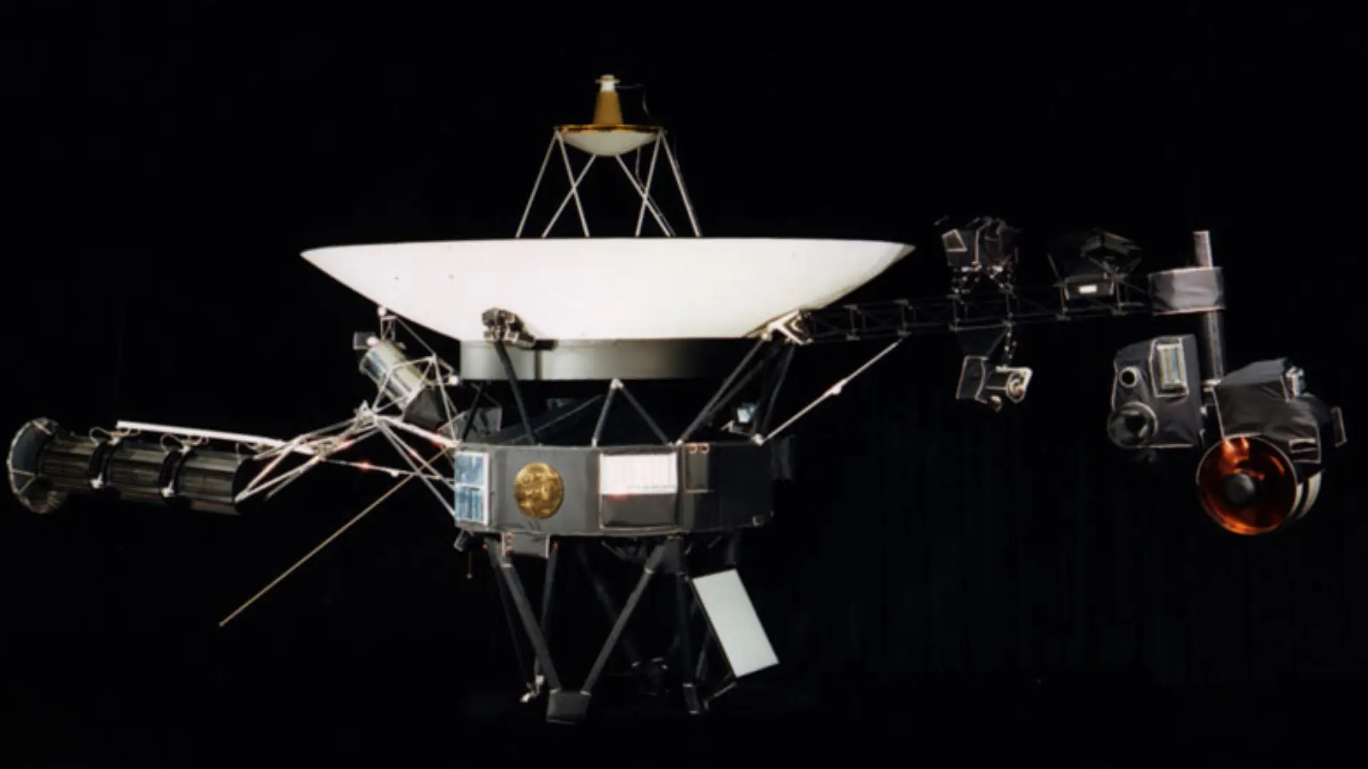 Voyager 1 Tarihi Bir Eşiği Aşmak Üzere: Dünya'dan Bir Günlük Işık Mesafesine Yaklaşıyor!