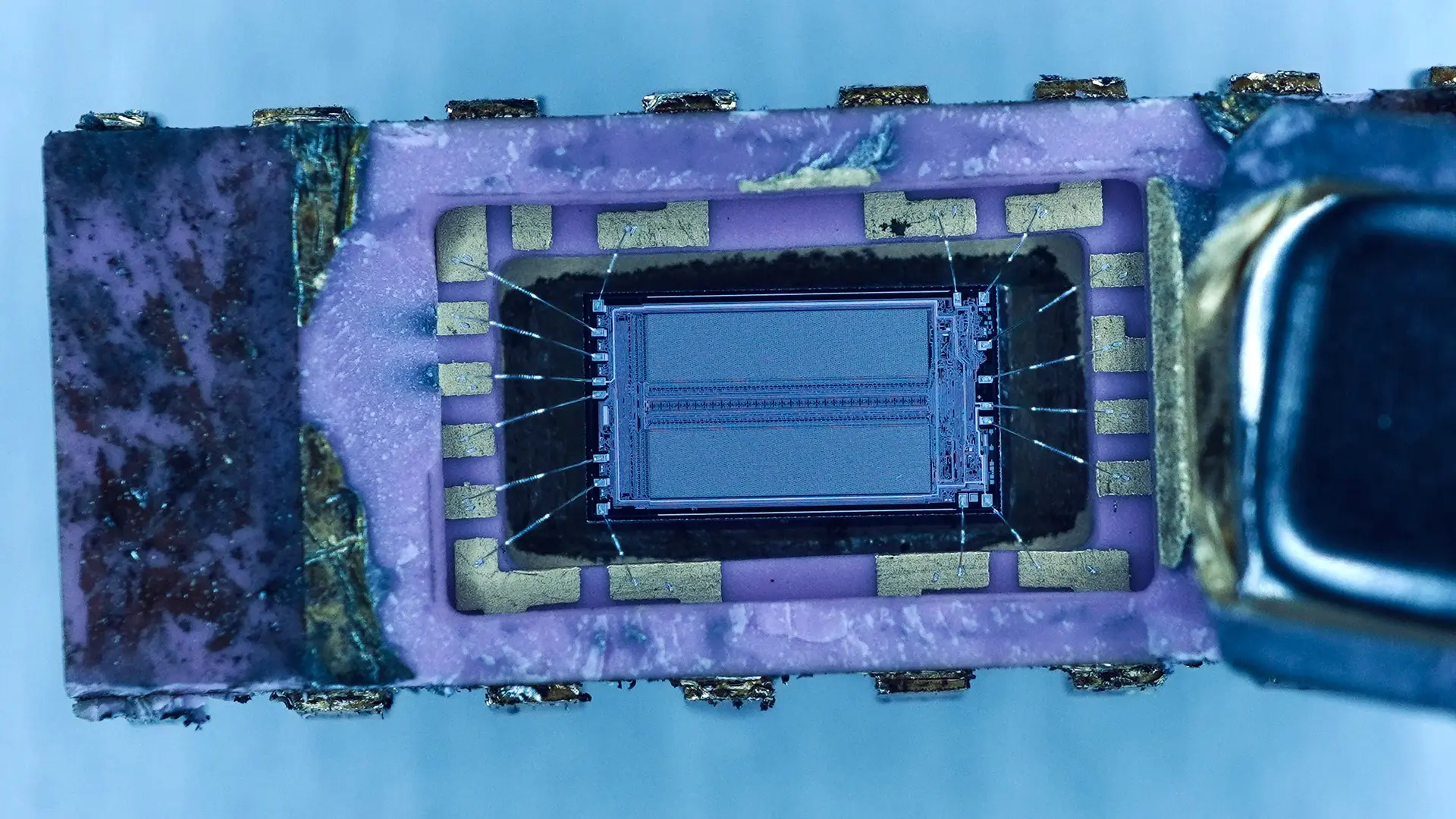 Soğuk Savaş Dönemi Bilgisayarlarının Gizemli Çipi 'K565RU3' Mikroskop Altında İncelendi!