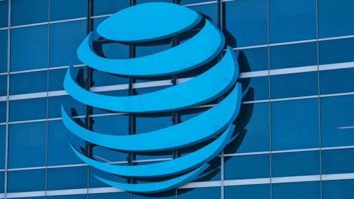 AT&T Reklam Tartışmasında Yasal Yollara Başvuruyor: T-Mobile Yerine Sektör Gözlemcisini Dava Etti
