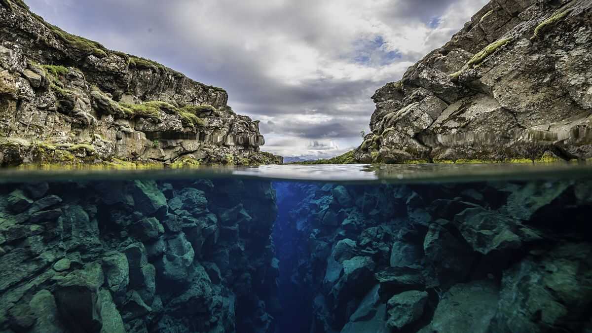 Pasifik Okyanusu'nun Derinliklerinde Yer Kabuğu Parçalanıyor: Bilim İnsanları Şokta!