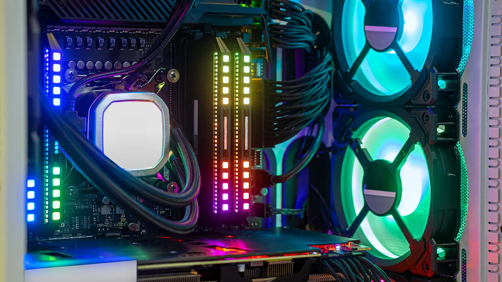 RAM Fiyatları Tavan Yaptı: Hazır Sistemler mi, Kendi Topladığınız PC mi Daha Avantajlı?