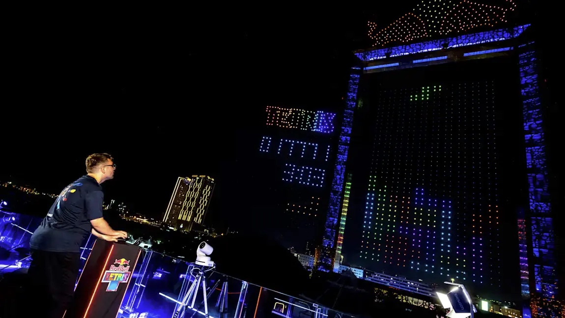 Dubai Semaları Tetris Oyunuyla Aydınlandı: 2.800 Drone ile Tarihi Rekor