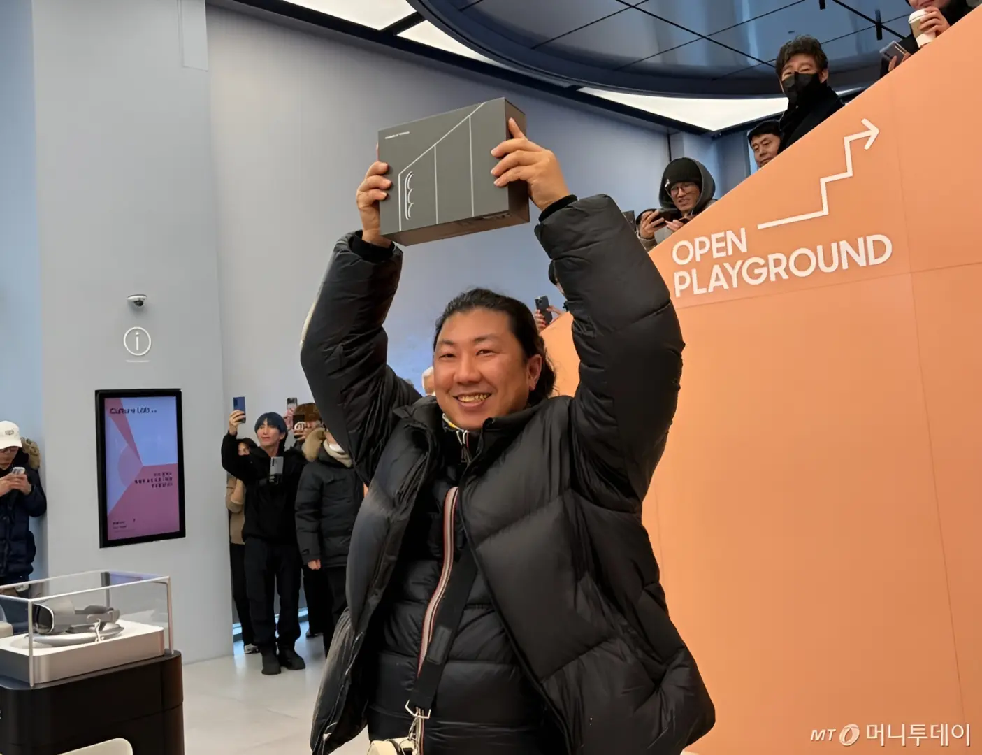 Samsung Galaxy Z TriFold İçin Geceyi Sokakta Geçiren İlk Sahibi: Buz Gibi Havaya Rağmen Sıra Bekledi!