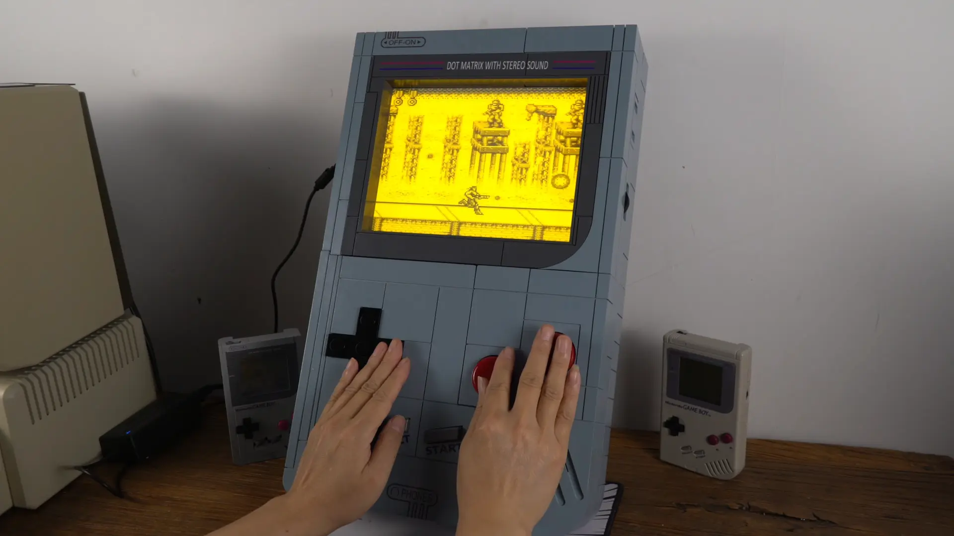 Devasa Bir Game Boy Ekranda Büyülüyor: Nostaljik Işıklandırmalı Retro Konsol Büyük İlgi Görüyor