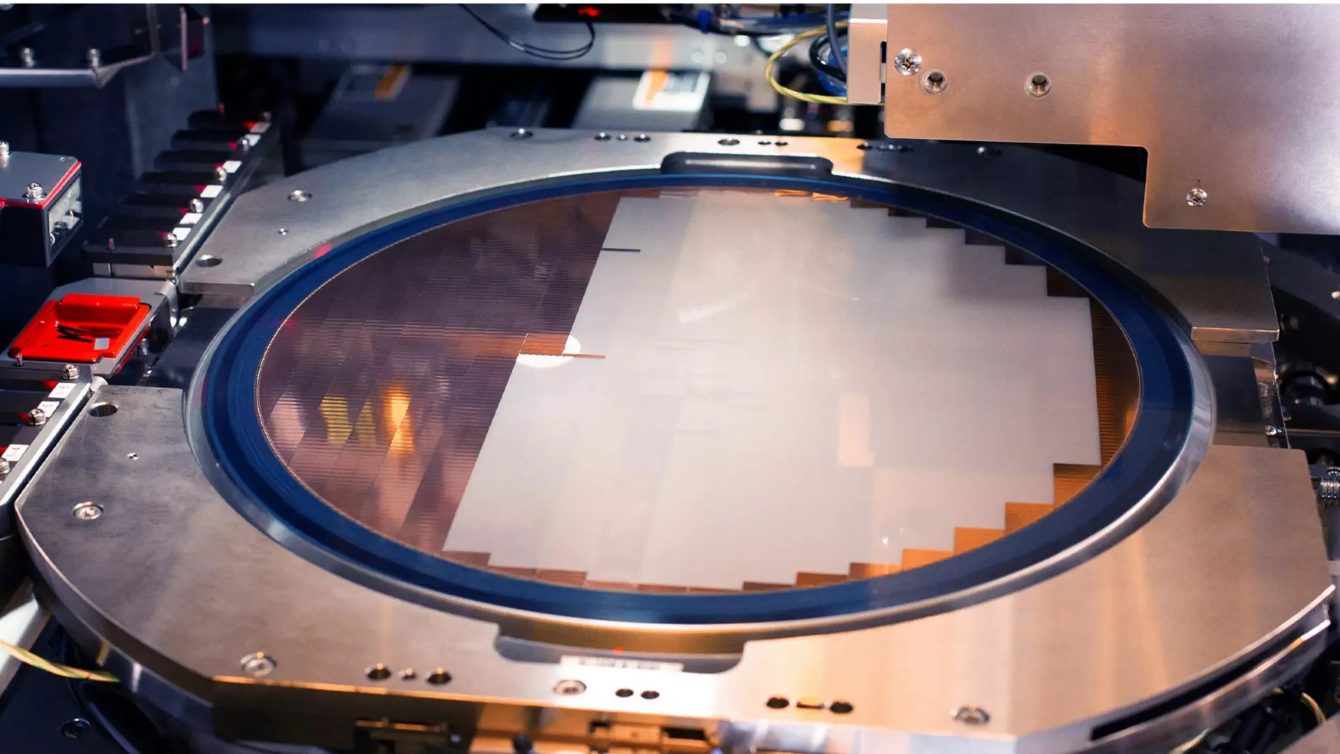 Intel'den Devrim Niteliğinde Yeni Çip Teknolojisi: Cep Telefonu Büyüklüğünde Dev Paketler Yolda!