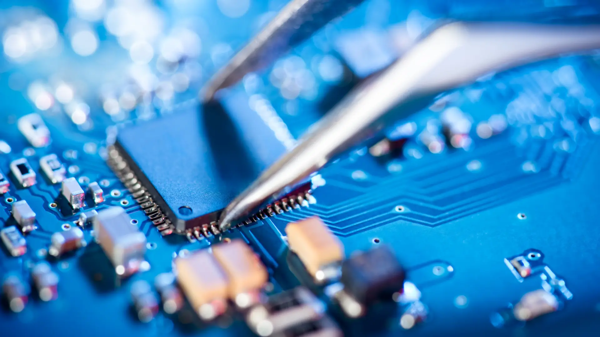 Teknoloji Savaşında Yeni Perde: Çin'e Yönelik Gecikmeli Gümrük Vergileri Geliyor!