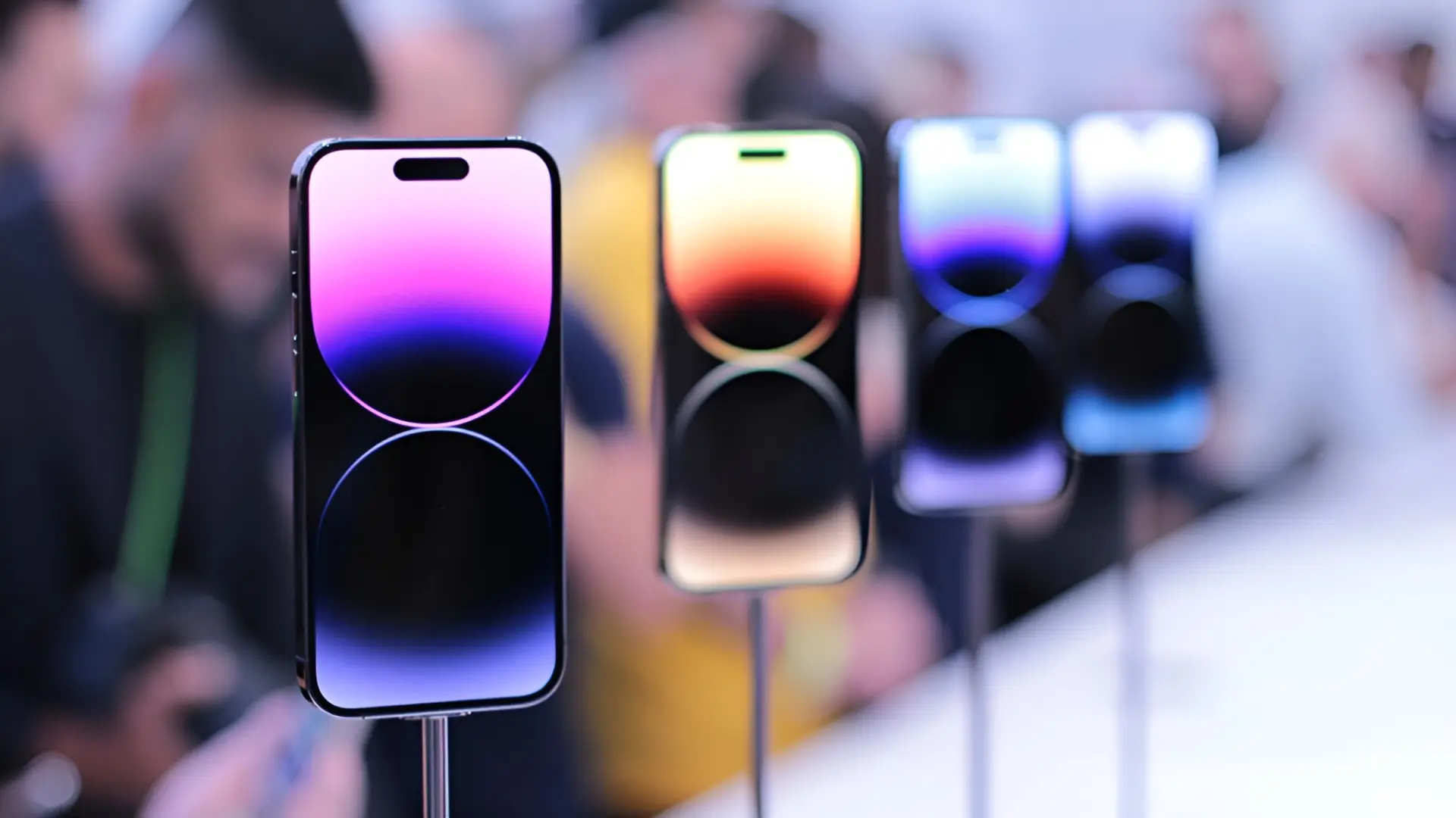Apple, iPhone Üretiminde Yaşanan Sorunlar Nedeniyle OLED Panel Siparişlerini Samsung'a Kaydırdı