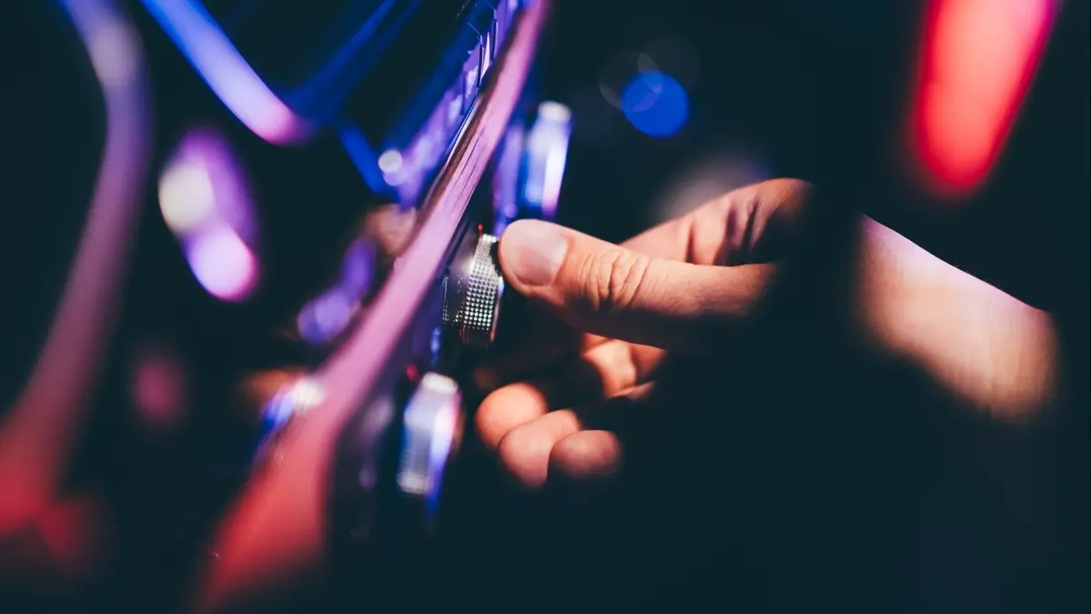 Dokunmatik Ekranlar Tehlike Saçıyor: Otomobil Üreticilerine Geri Adım Çağrısı!