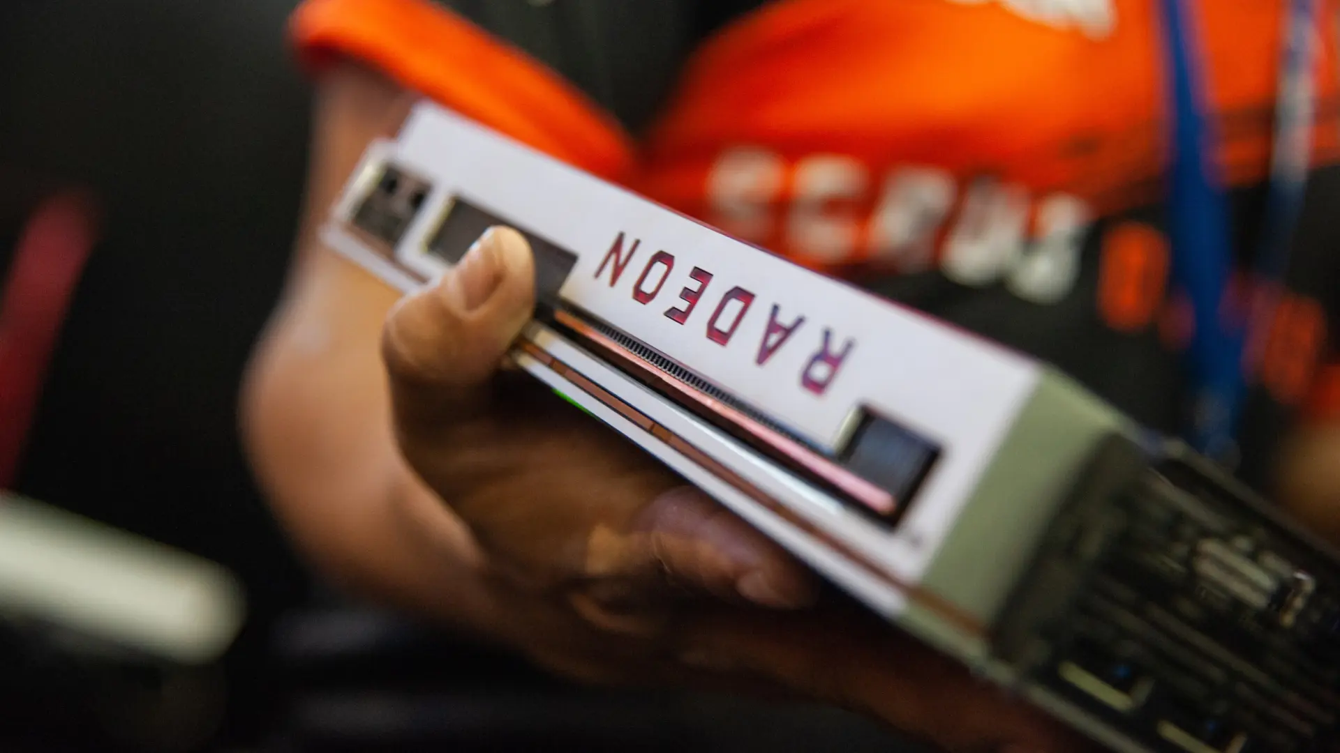 AMD Oyuncular İçin Cepheden Savaş Açıyor: DRAM Kıtlığı Ekran Kartı Fiyatlarını Uçurdu!