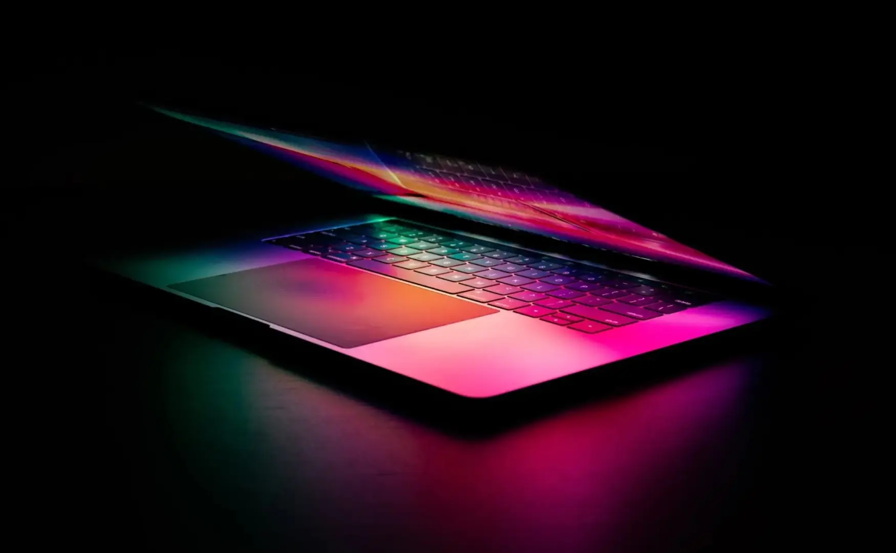 MacBook Pro'da Devrim: OLED Paneller Erken Üretime Girdi!