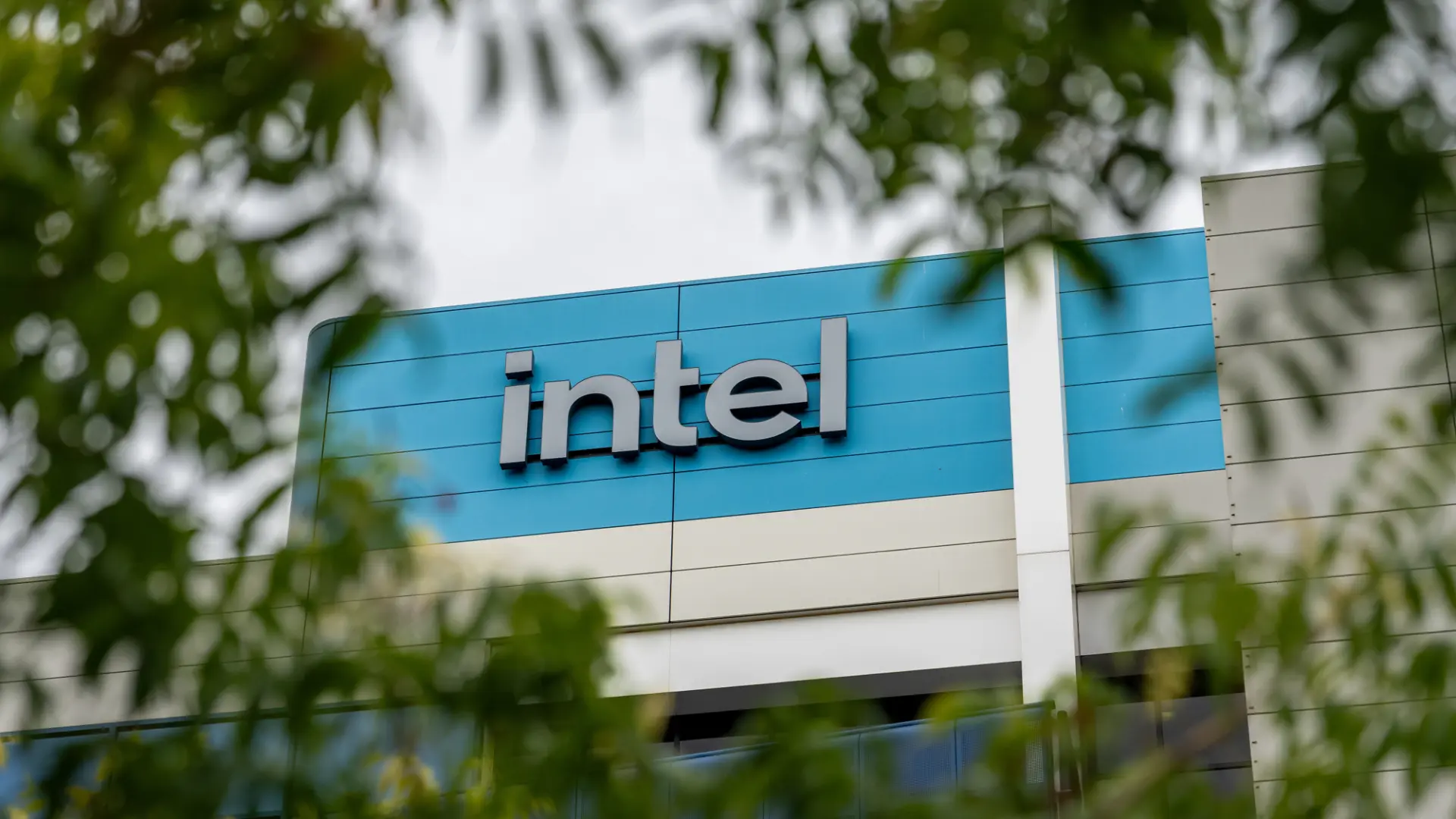 Intel'den Açıklama: Müşteri Pazarından Tamamen Çekilmiyoruz! Yeni Nesil İşlemciler Yolda