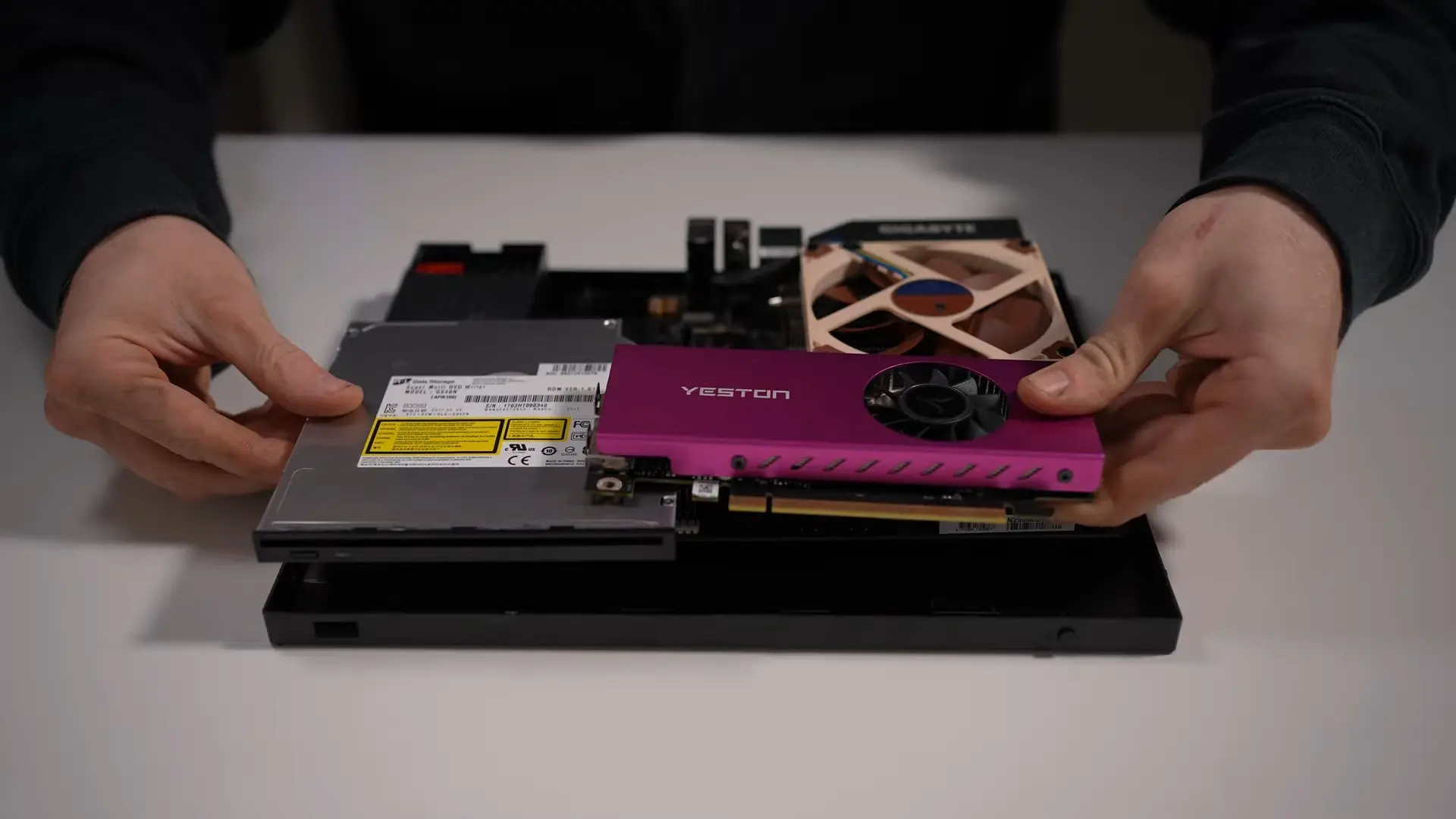 Xbox One S Kasasına Gömülü Tam Teşekküllü PC: Hem Şık Hem Fonksiyonel!