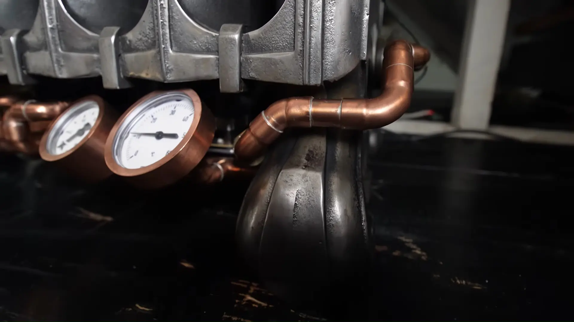 Dökme Demir Viktorya Dönemi Radyatörüne Gizlenmiş 100 Kg'lık Oyuncu Bilgisayarı: RTX 5090 Mümkün mü?