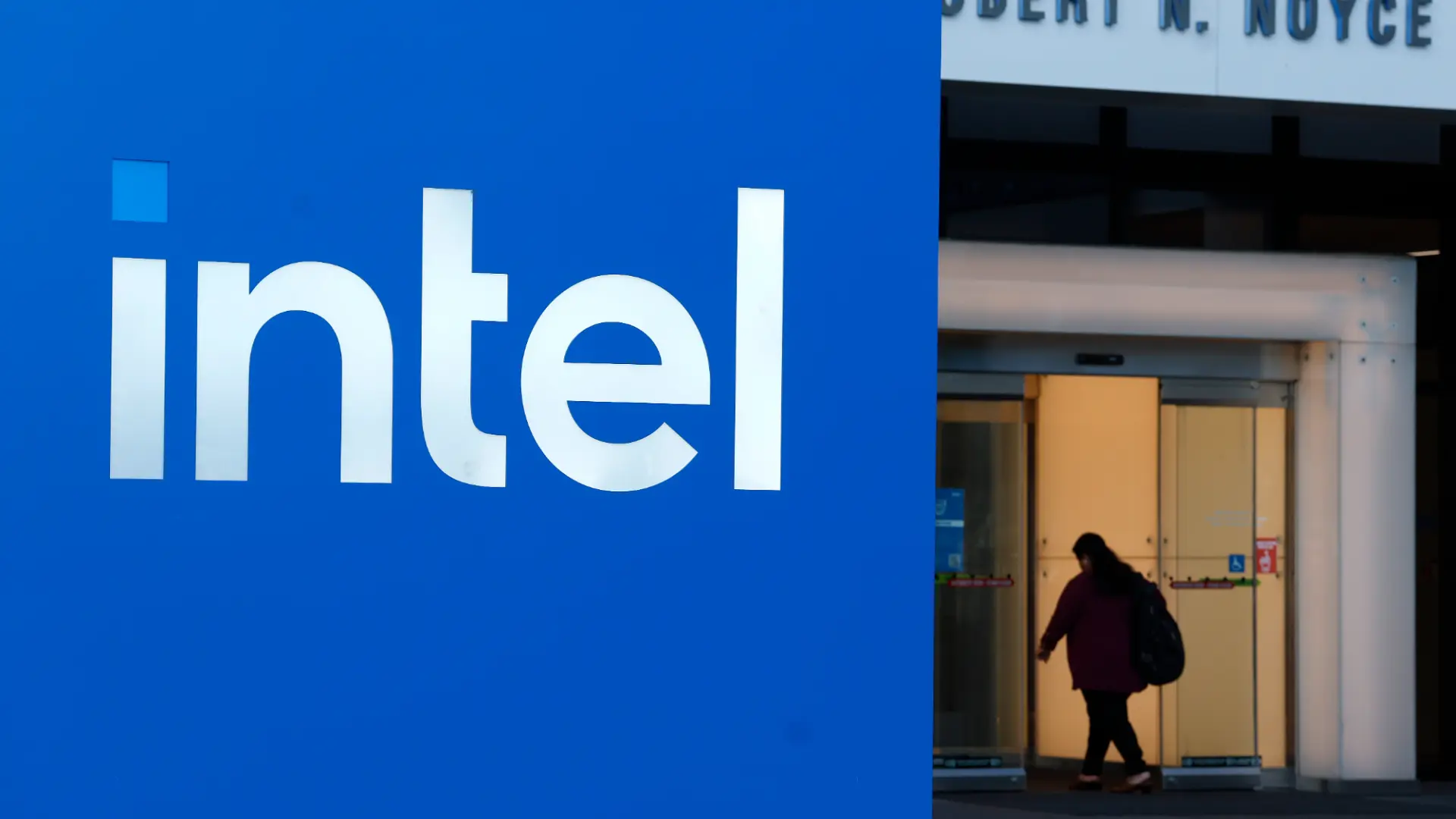 Intel Müşteri Desteğini Yapay Zekaya Emanet Ediyor: Telefon Desteği Azalıyor, 'Ask Intel' Devrede!