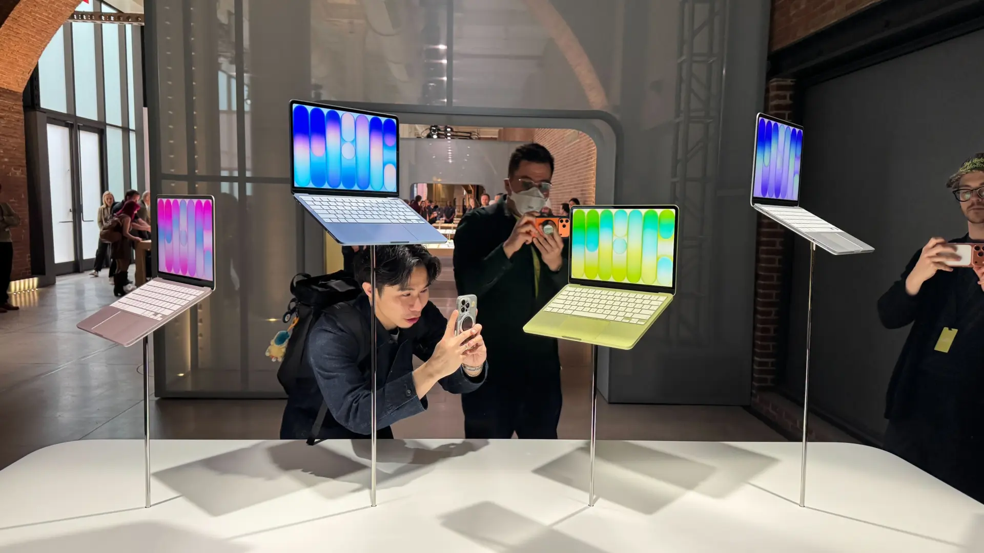 Apple'dan Devrim Niteliğinde Hamle: MacBook Neo, A18 Pro Çip ve Renkli Tasarımla Pazara Girdi!