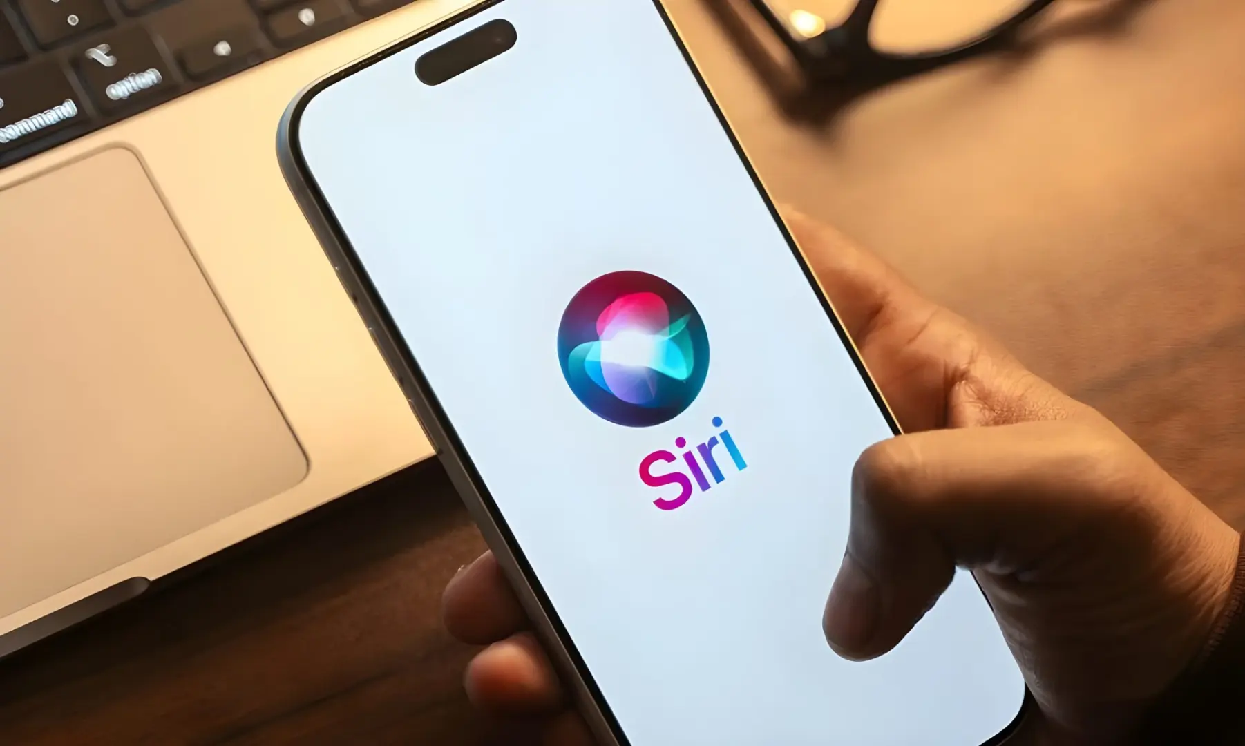 iOS 27 ile Siri Dönüşüyor: Yapay Zeka Asistanlarına Kapı Açılıyor!