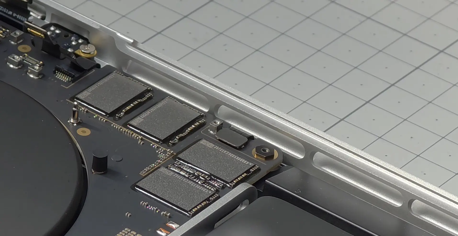 M5 Max MacBook Pro'da Yapay Zeka Yüklerinde SSD'ler 100 Dereceyi Aşıyor Mu? Kullanıcı Gözlemleri Dikkat Çekiyor