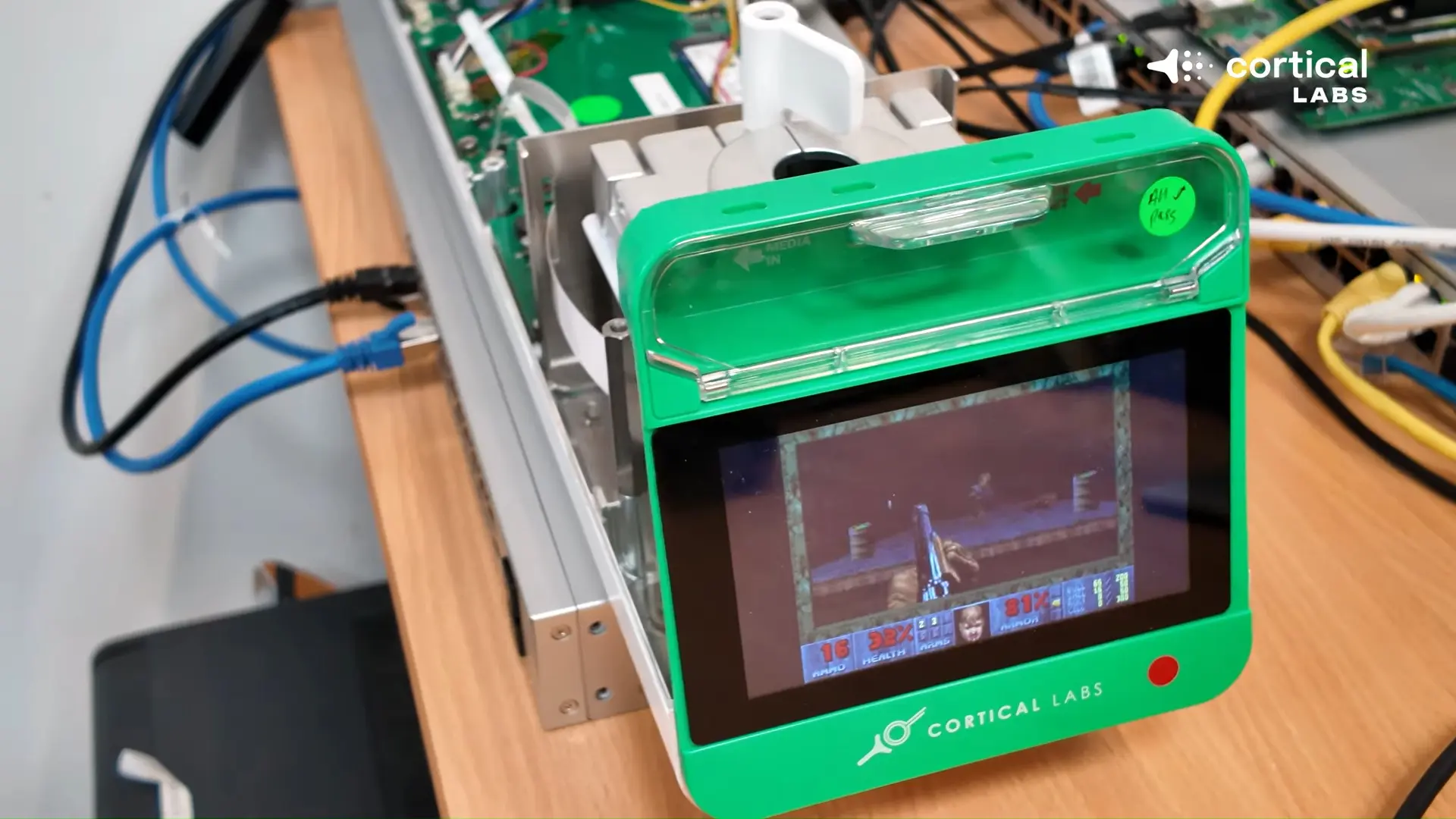 200 BİN İNSAN NÖRONU BİR MİKROÇİPTE DOOM OYNUYOR: Bilim İnsanları Yapay Zeka Devrimini Başlatıyor!