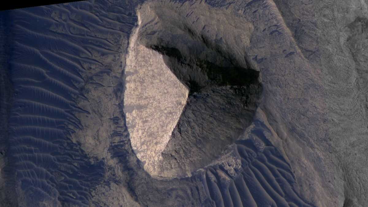 Mars'ta Piramit Şeklinde Gizemli Yapı: Dünya Dışı Varlıklara mı İşaret Ediyor?