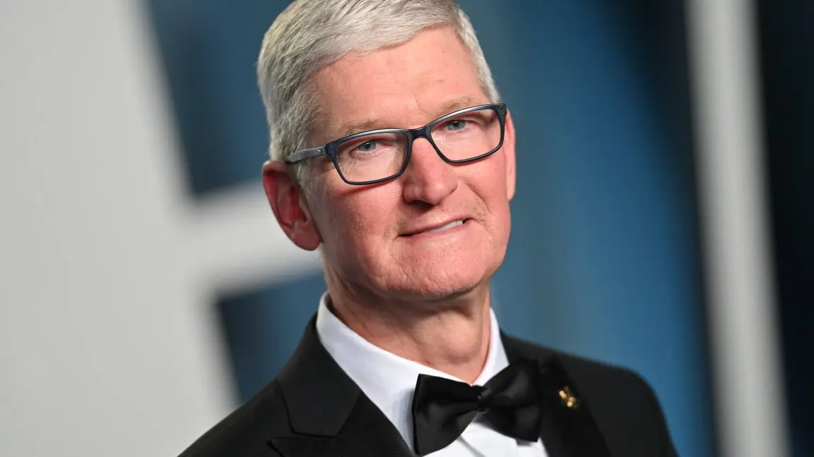 Apple'da Sürpriz Devir Teslim: Tim Cook Koltuğunu John Ternus'a Bırakıyor!