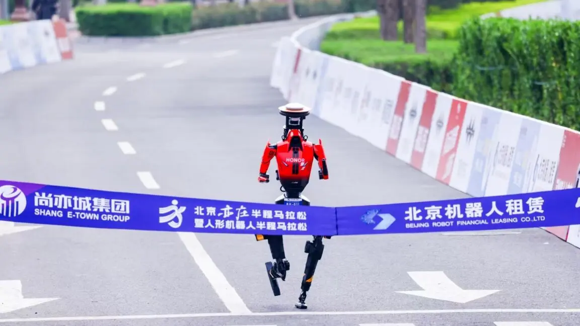 Robotlar Yarı Maratonu Tamamladı: İnsanlık Rekorunu Geride Bıraktılar!
